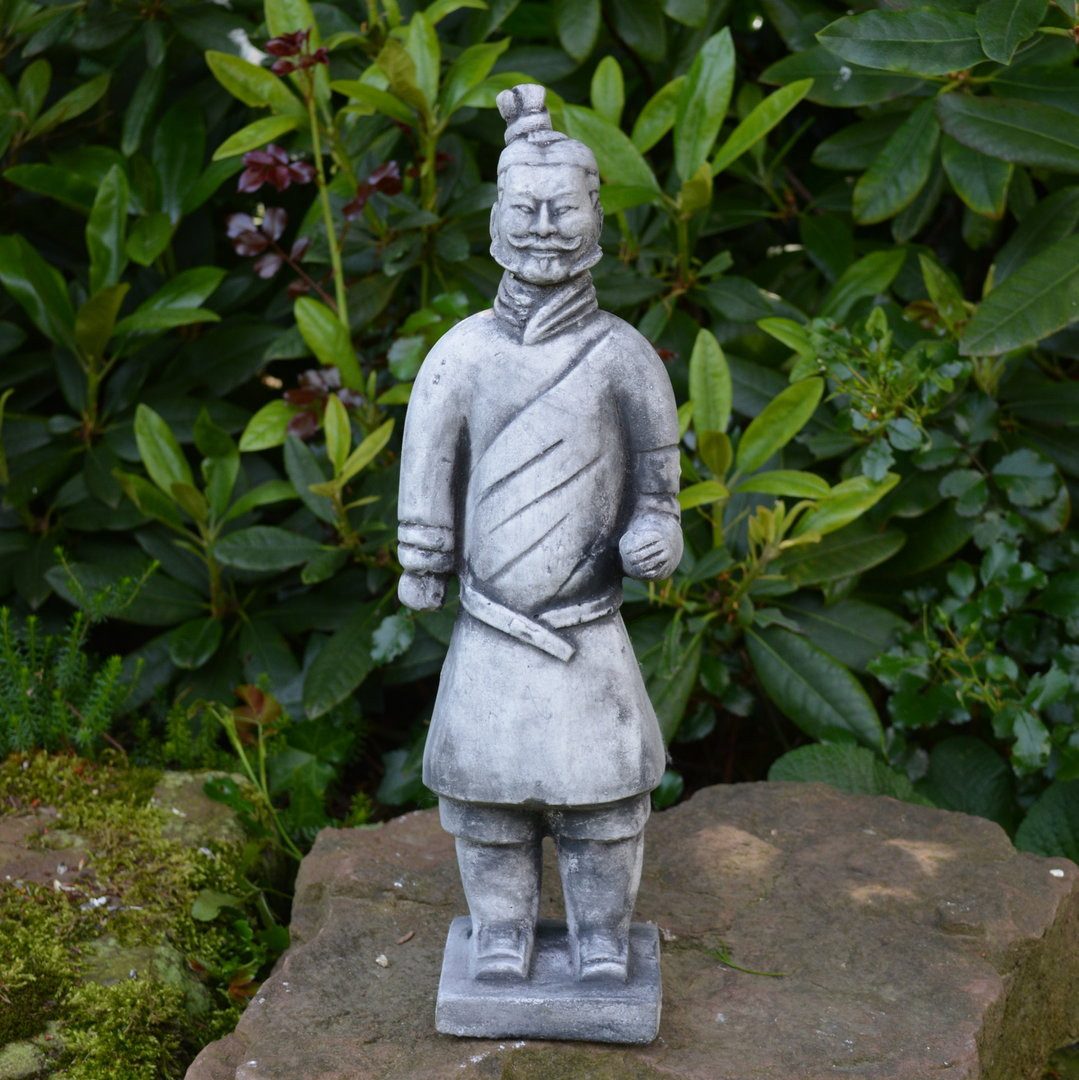 gartendekoparadies.de Gartenfigur Chinesischer Terrakotta Krieger Steinfigur 36 cm Steinguss 2 kg, Frostsicher