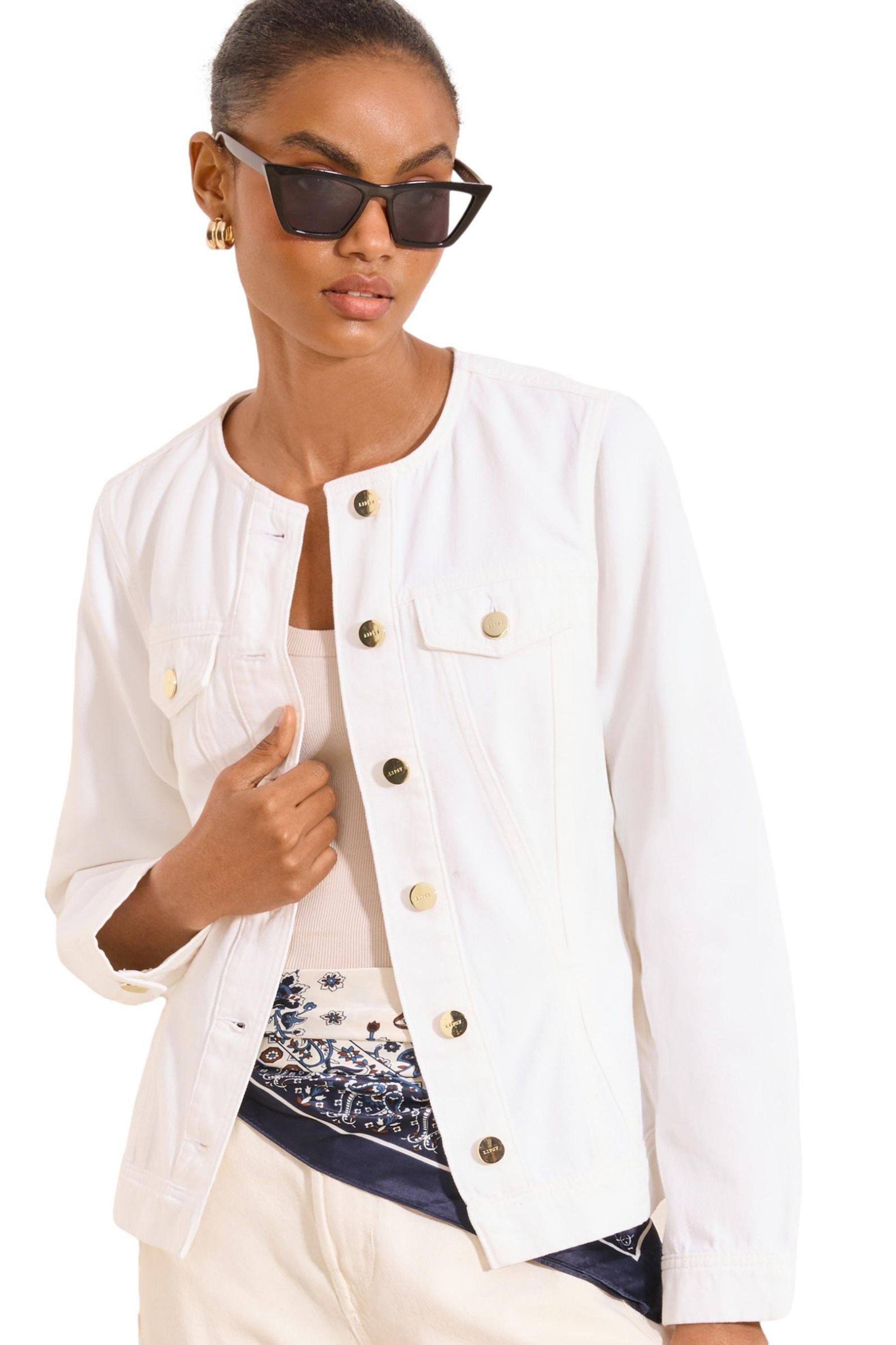 LIPSY Jeansjacke Lipsy kragenlose, taillierte Jeansjacke, Kurzgröße (1-St)