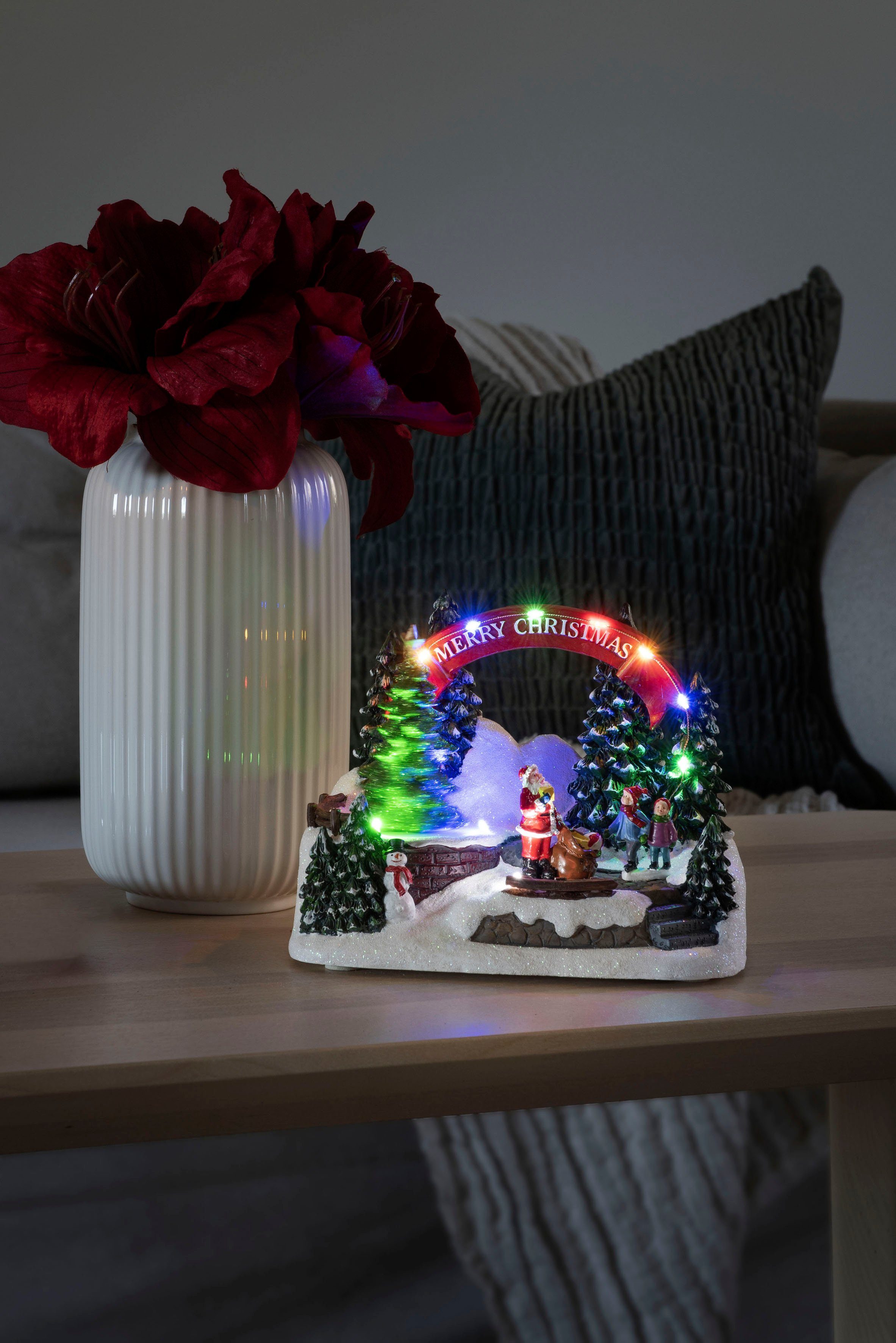 KONSTSMIDE Weihnachtsszene Santa und Kinder, 11 bunte Dioden, batteriebetrieben, Musikfunktion