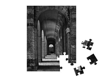 puzzleYOU Puzzle Steinkorridor mit Säulen, Fort Manoel, Malta, 48 Puzzleteile, puzzleYOU-Kollektionen Fotokunst, Schwarz-Weiß