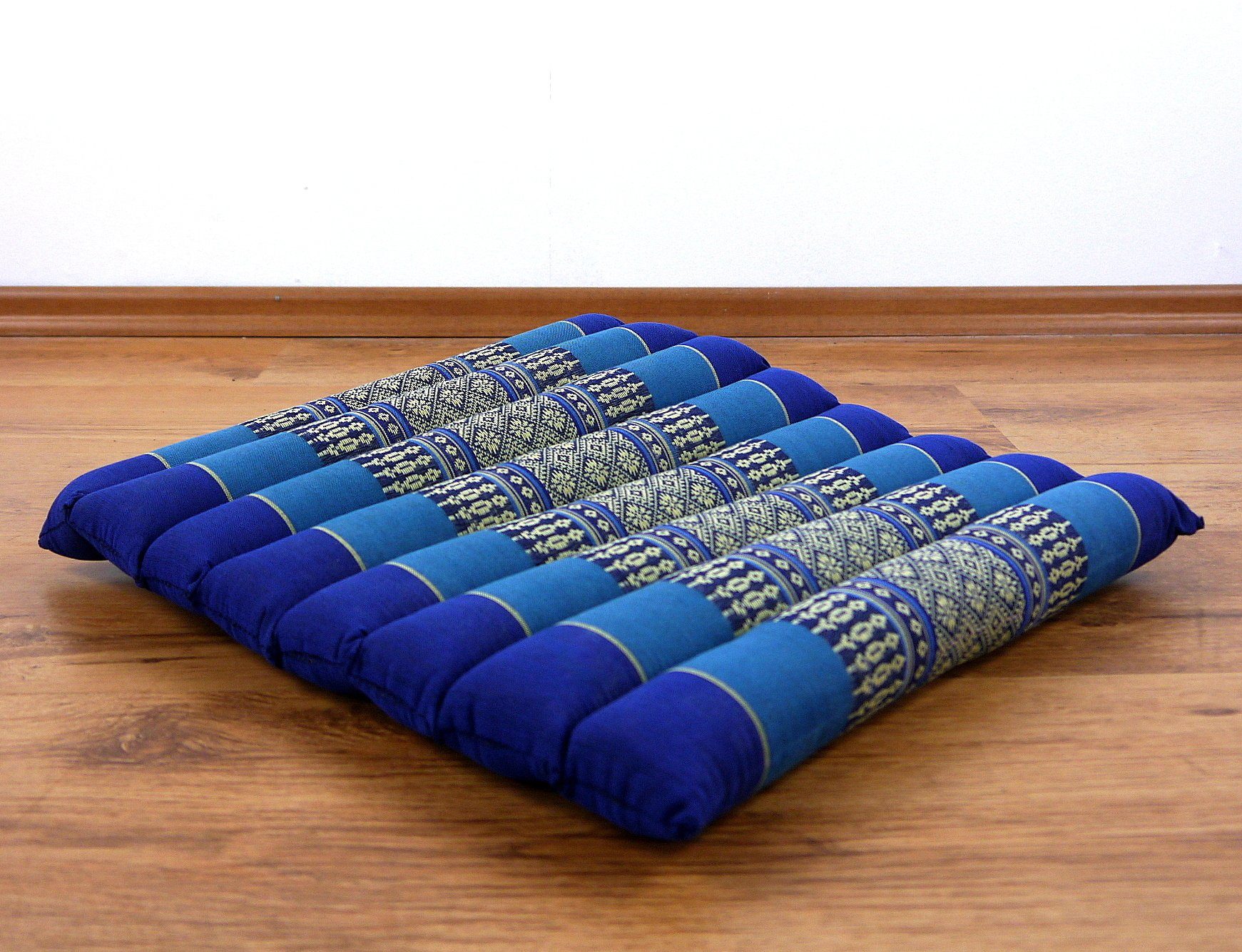 Kapok livasia Sitzkissen 35x35x4,5cm, handgefertigt, vegan und Steppkissen 35 cm, Blau