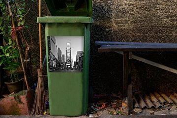 MuchoWow Wandsticker Quadratischer schwarz-weißer Times Square mit Werbetafeln (1 St), Mülleimer-aufkleber, Mülltonne, Sticker, Container, Abfalbehälter