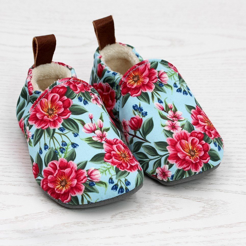 POLOLO Kinderschuhe Seaqual, Hausschuh aus Upcycling-Meeresplastik, Bio Baumwolle Rote Blumen