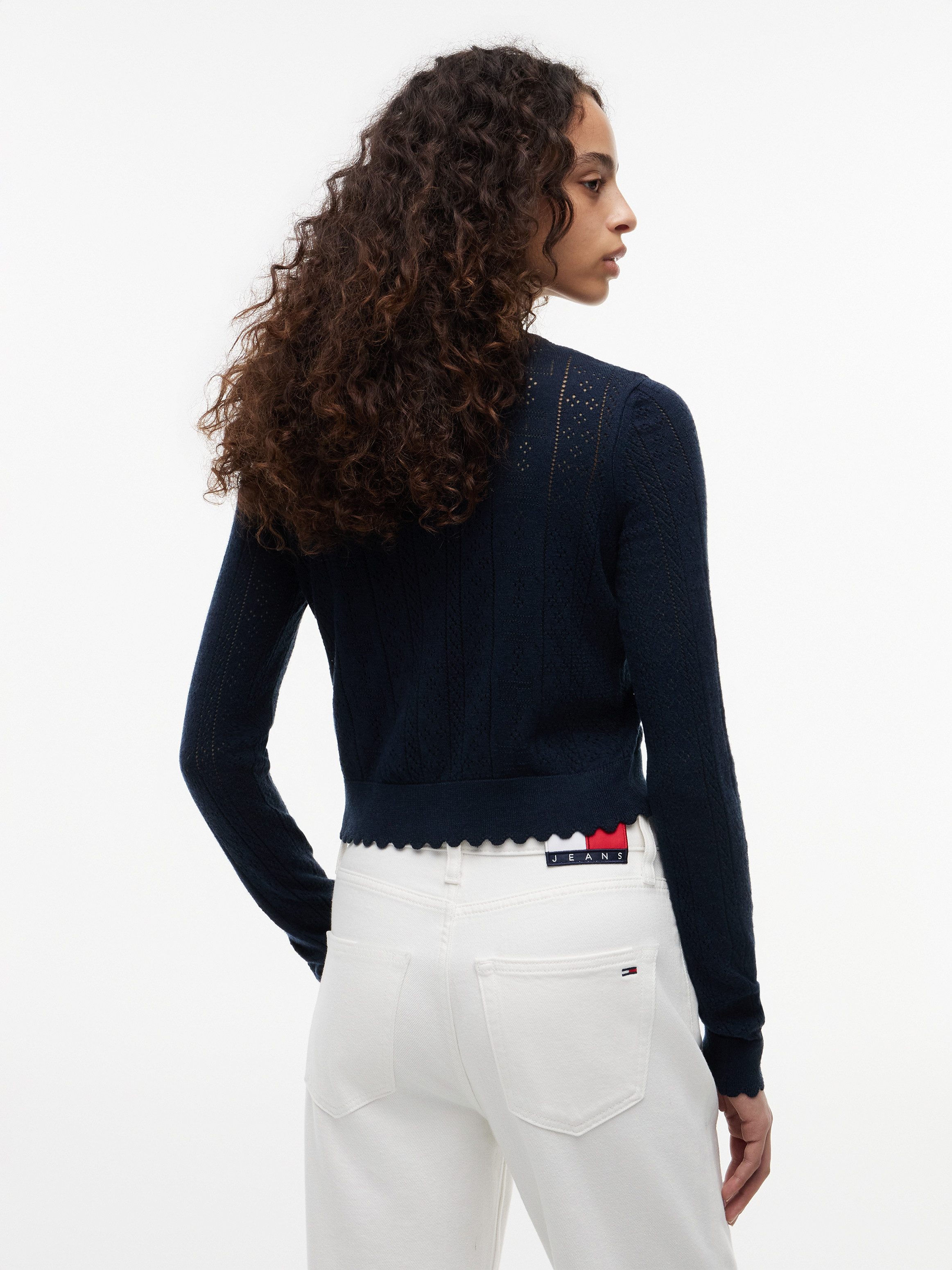 Tommy Jeans Strickjacke TJW POINTELLE CARDIGAN Viskosemischung, Pointelle Strick, gewellter Saum, Logo Stickerei – Bild 2 von 5