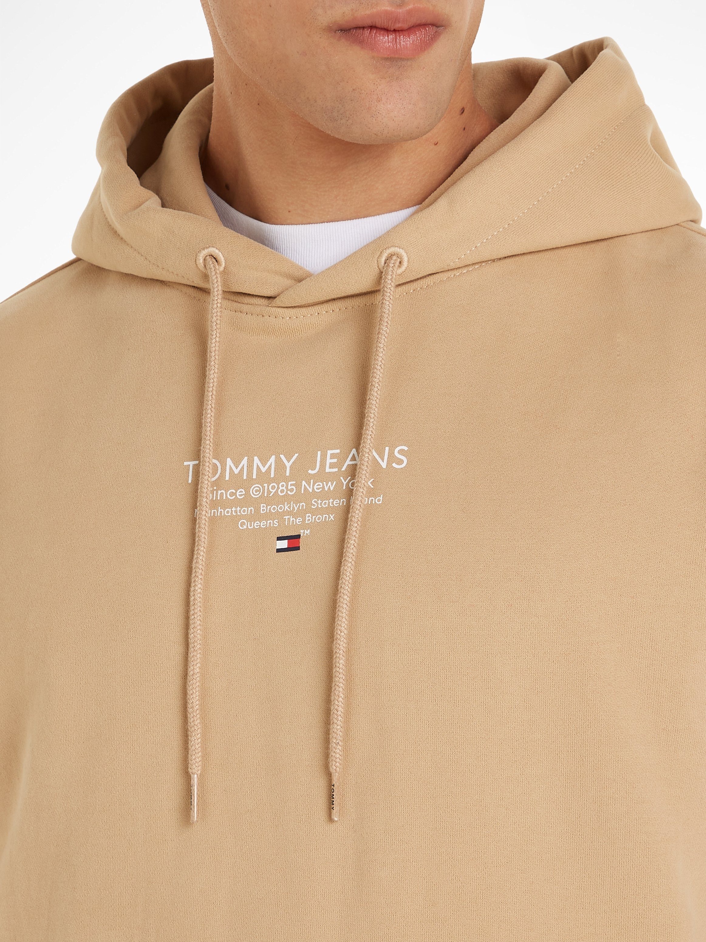 Kapuzensweatshirt EXT Tawny ESNTL Jeans REG TJM Tommy Kordeln HOOD GRAPHIC Sand mit