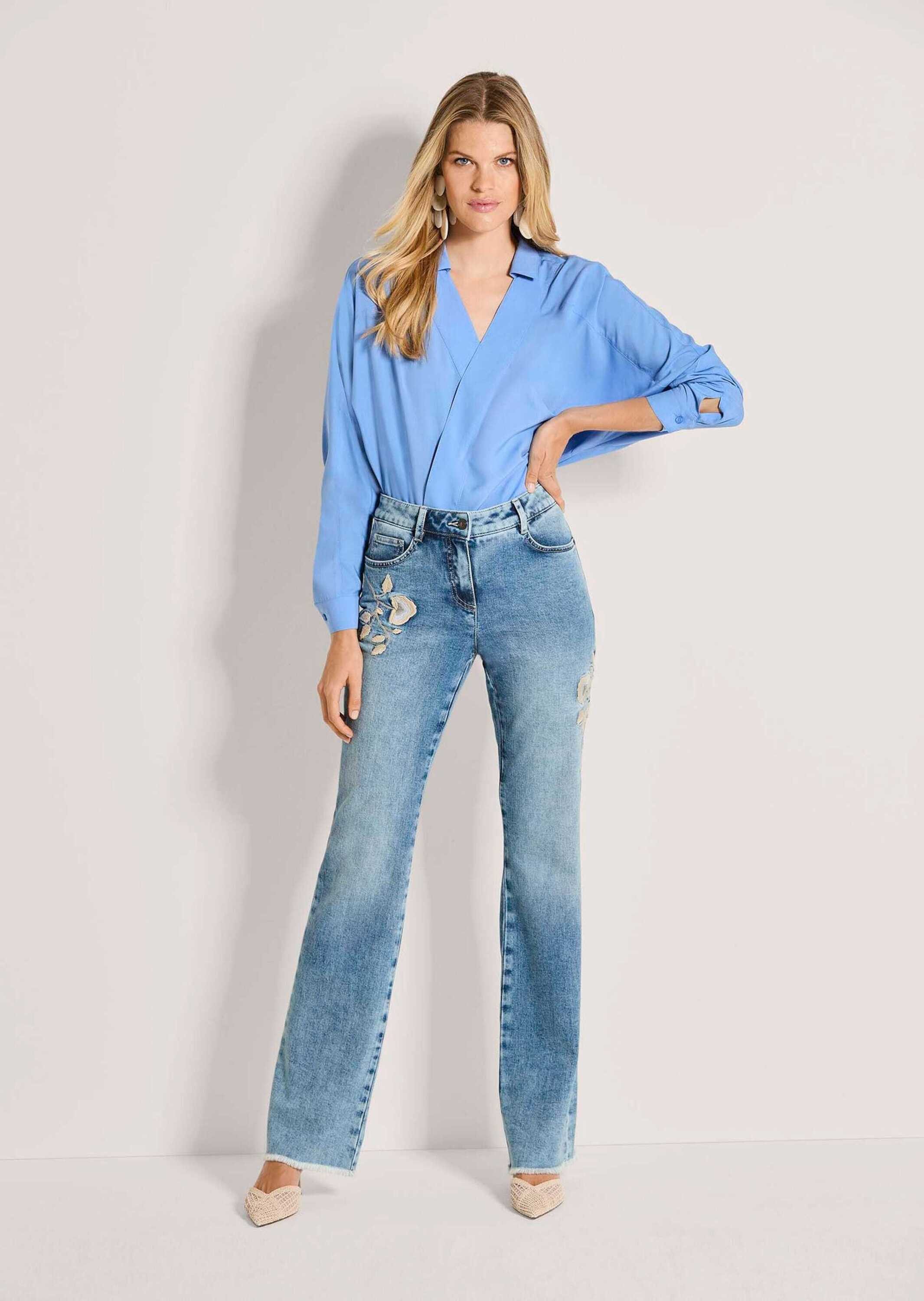 Gerade Jeans Kurzgröße: Bootcutjeans mit floraler Stickerei