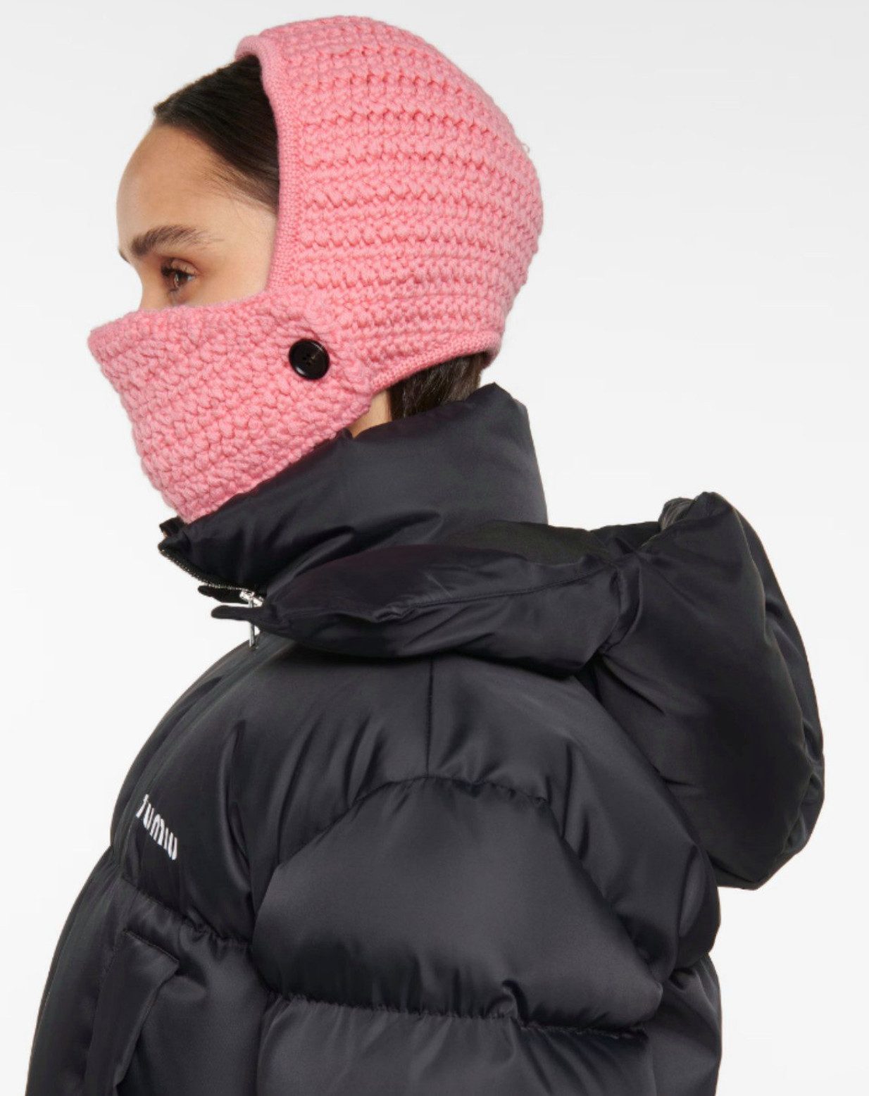 Miu Miu Strickmütze Mütze Mask-front crocheted hood hat Crochet Virgin Wool Hat Cap Hut Knopf-Kinn- und Mundschutz für optimale Isolierung