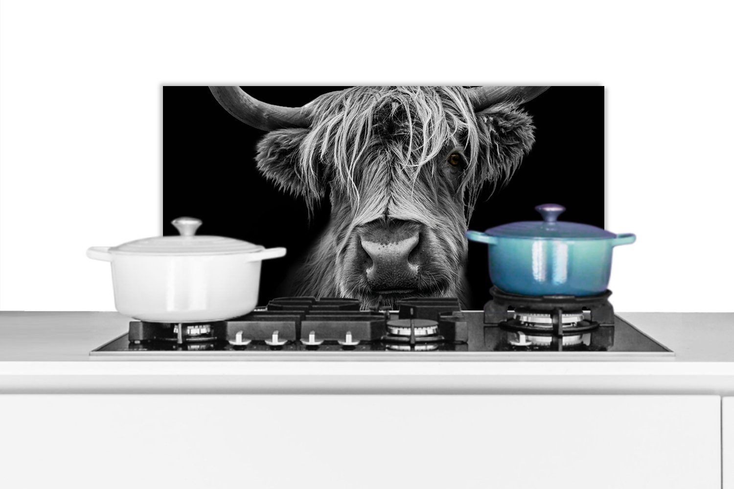 Highlander - Hörner - Schwarz 60x30 Schmutzflecken Tiere, und Fett - Kuh cm, - Schottischer Küchenrückwand (1-tlg), Wild Weiß - Wandschutz, - gegen für Küchen MuchoWow