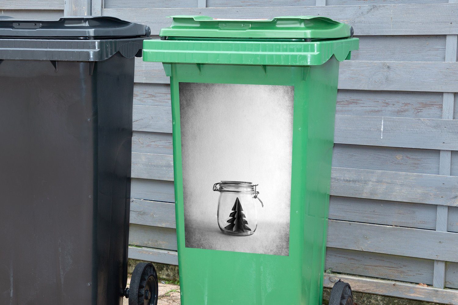 Sticker, - Weihnachtsbaum Wandsticker (1 - Mülleimer-aufkleber, schwarz St), und MuchoWow Kunst Mülltonne, Illustration Abfalbehälter Container, weiß -