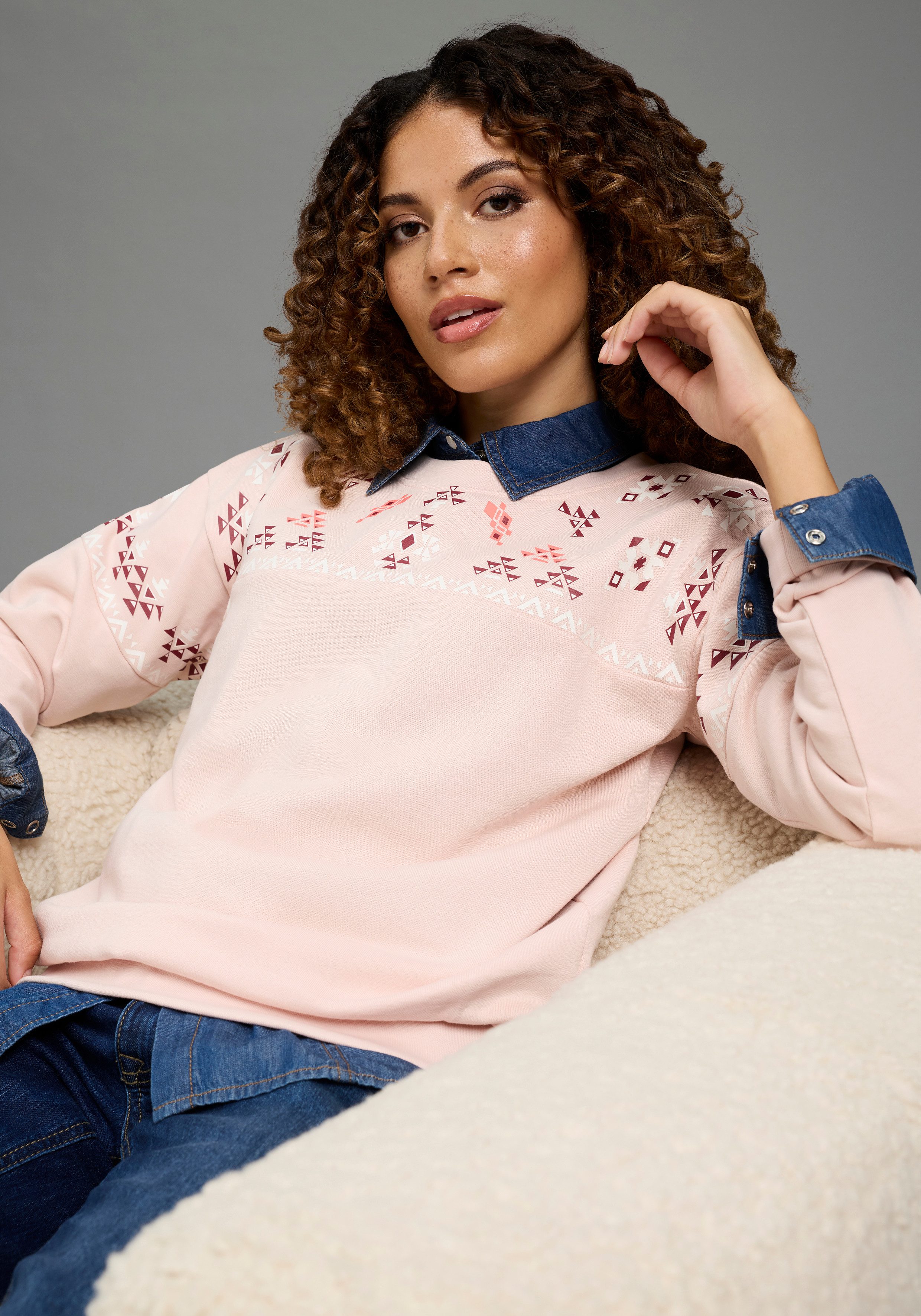 KangaROOS Sweatshirt Oversize-Passform, mit Rundhals, hüftbedeckende Länge