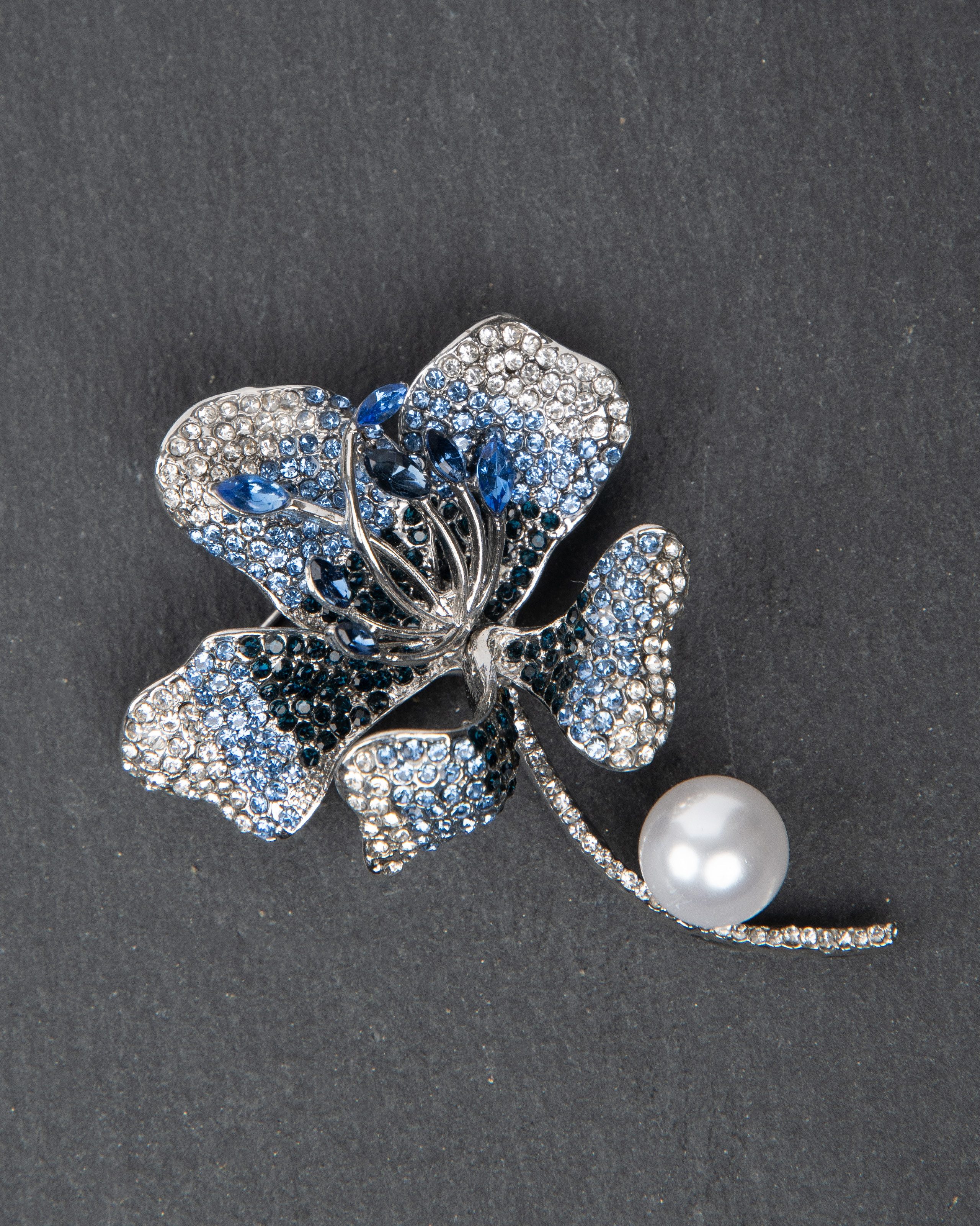 MayTree Brosche "edle Blüte", brilliant blau mit einer Zierperle (Stück, 1-tlg), Metallbrosche funkelnde Blüte