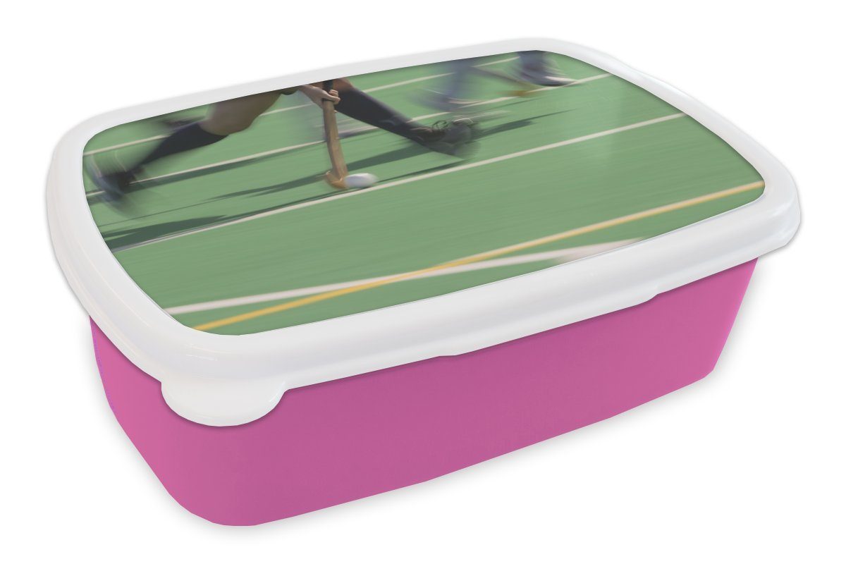 MuchoWow Lunchbox Ein Action-Foto von dribbelnden Eishockeyspielern, Kunststoff, (2-tlg), Brotbox für Erwachsene, Brotdose Kinder, Snackbox, Mädchen, Kunststoff rosa