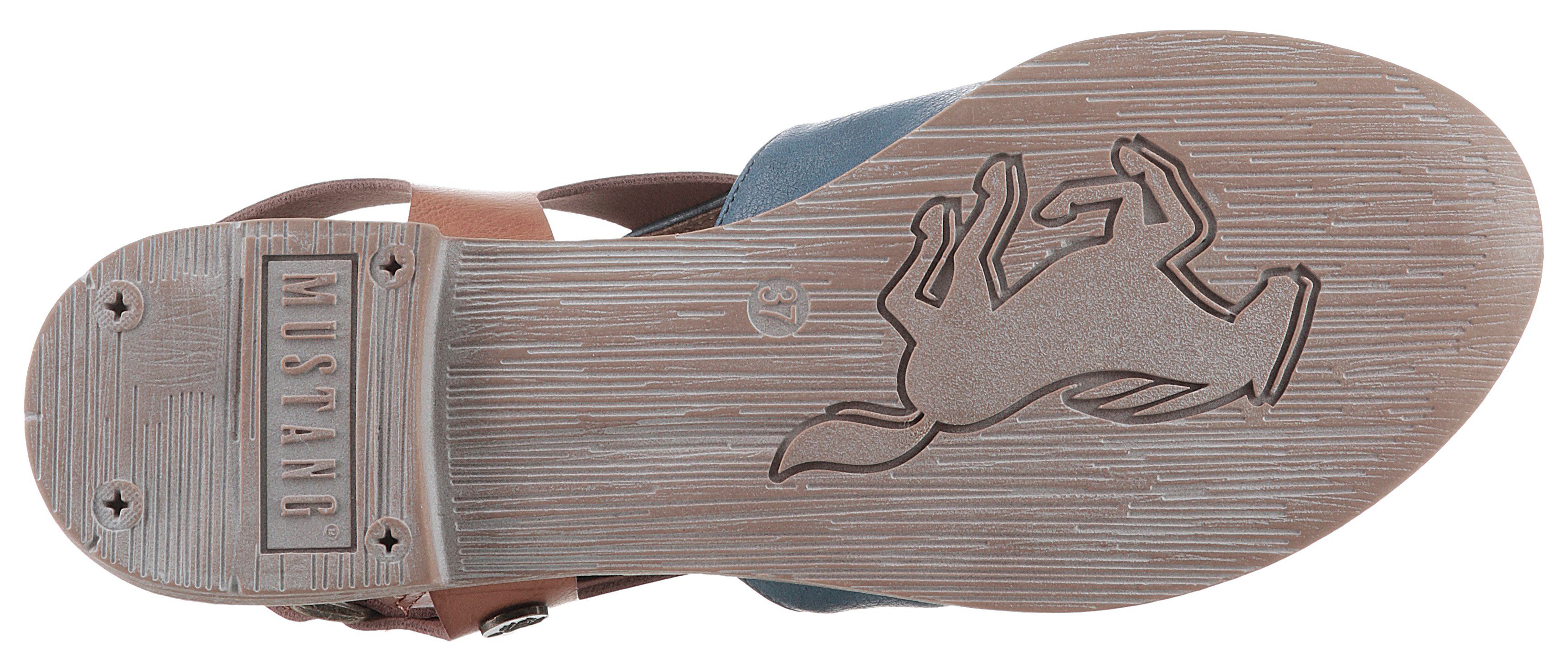 Mustang Shoes Riemchensandale mit blau-braun Klettverschluss im Fersenbereich