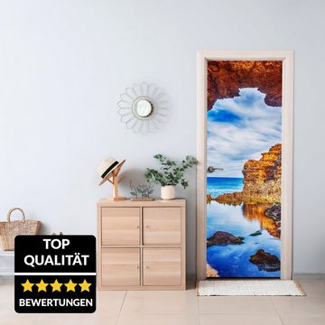 wandmotiv24 Türtapete Blick aus Höhle, Meer, Bucht, Sonne, glatt, Fototapete, Wandtapete, Motivtapete, matt, selbstklebende Dekorfolie