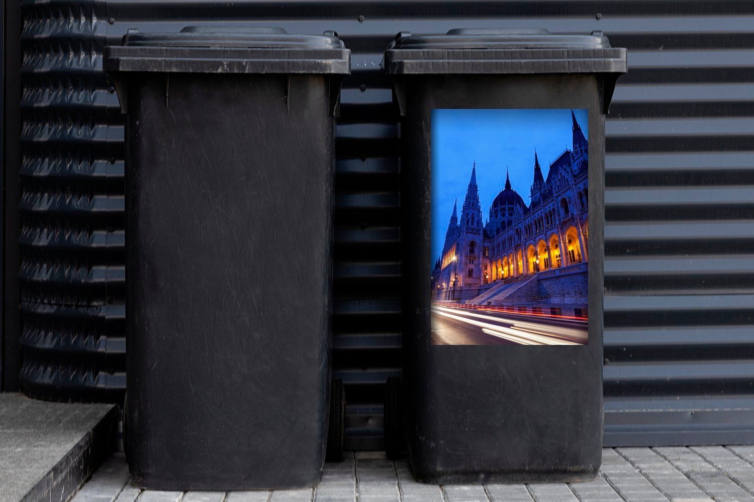 MuchoWow Wandsticker Parlamentsgebäude (1 Budapest dem vor Container, Mülltonne, Sticker, St), Ampelanlage ungarischen Mülleimer-aufkleber, Abfalbehälter in