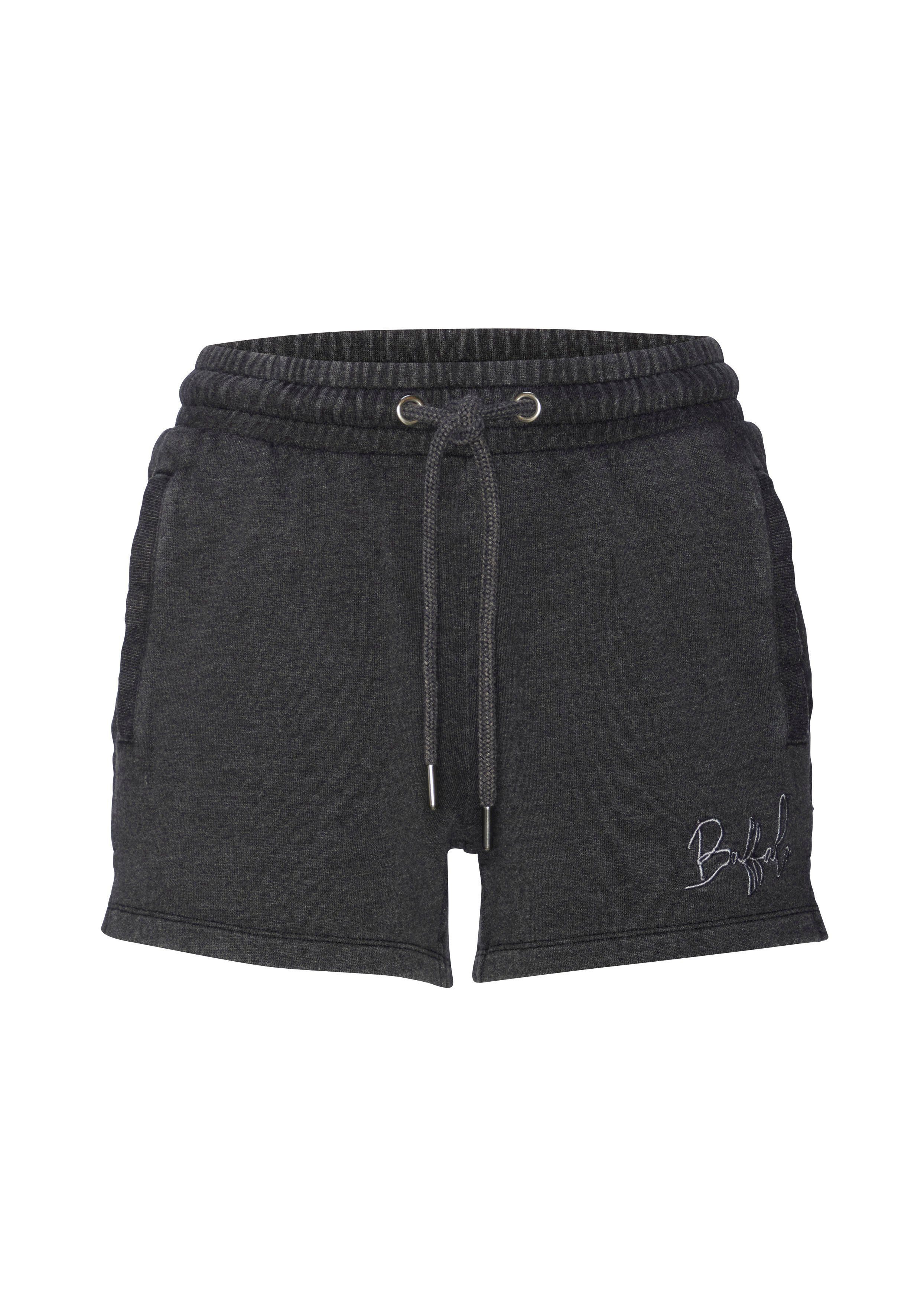 Relaxshorts Buffalo Logostickerei, schwarz mit Loungeanzug