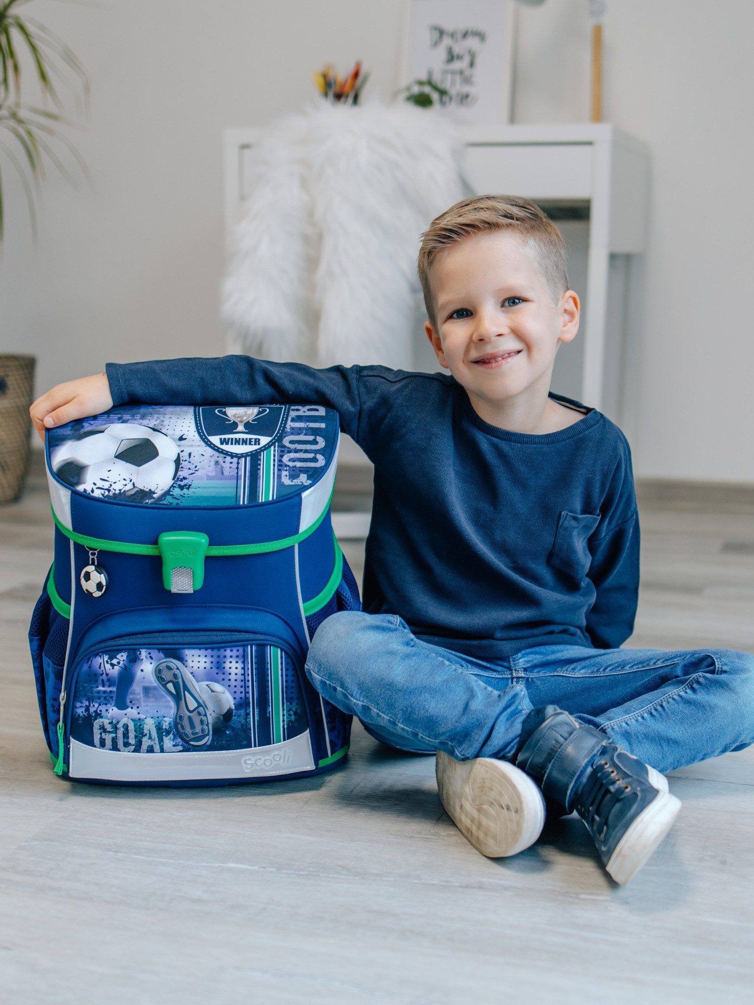 Scooli Schulranzen Campus Fit Fussball Schultasche, Soccer blau, ab 1. Klasse (Grund-Set, 5-tlg., mit gefüllter Federmappe, Turn- & Geldbeutel), kompakt, leicht, robust