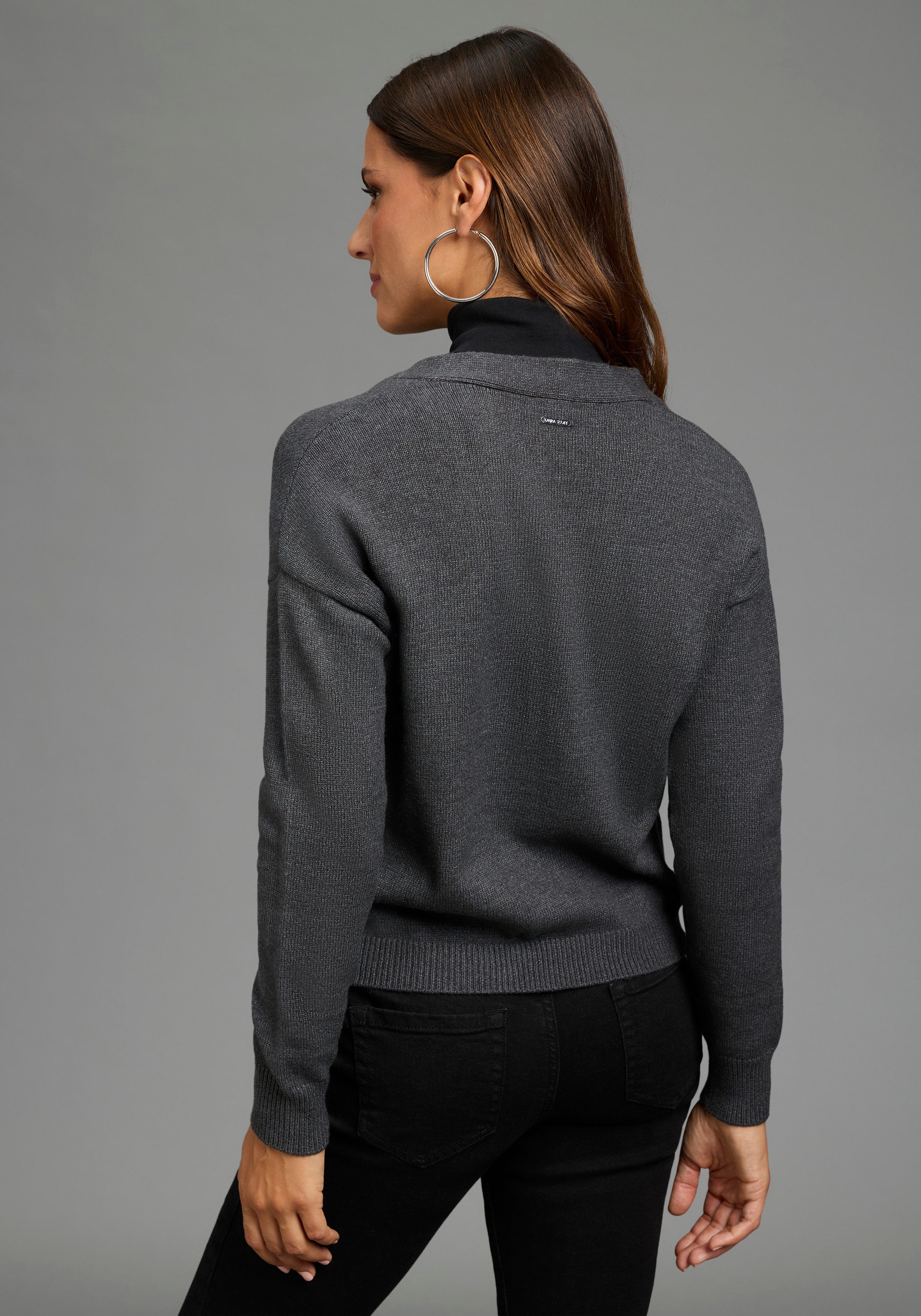 Laura Scott Strickjacke in melierter Optik mit modernen Herz-Knöpfen, aus weicher Viskosemischung. € 39,99, (€ 39,99 pro 1 Stk).