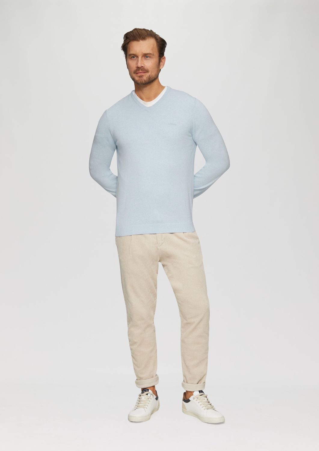 s.Oliver V-Ausschnitt-Pullover Casual (1-tlg) mit V-Ausschnitt und Logo-Stickerei, Feinstrick