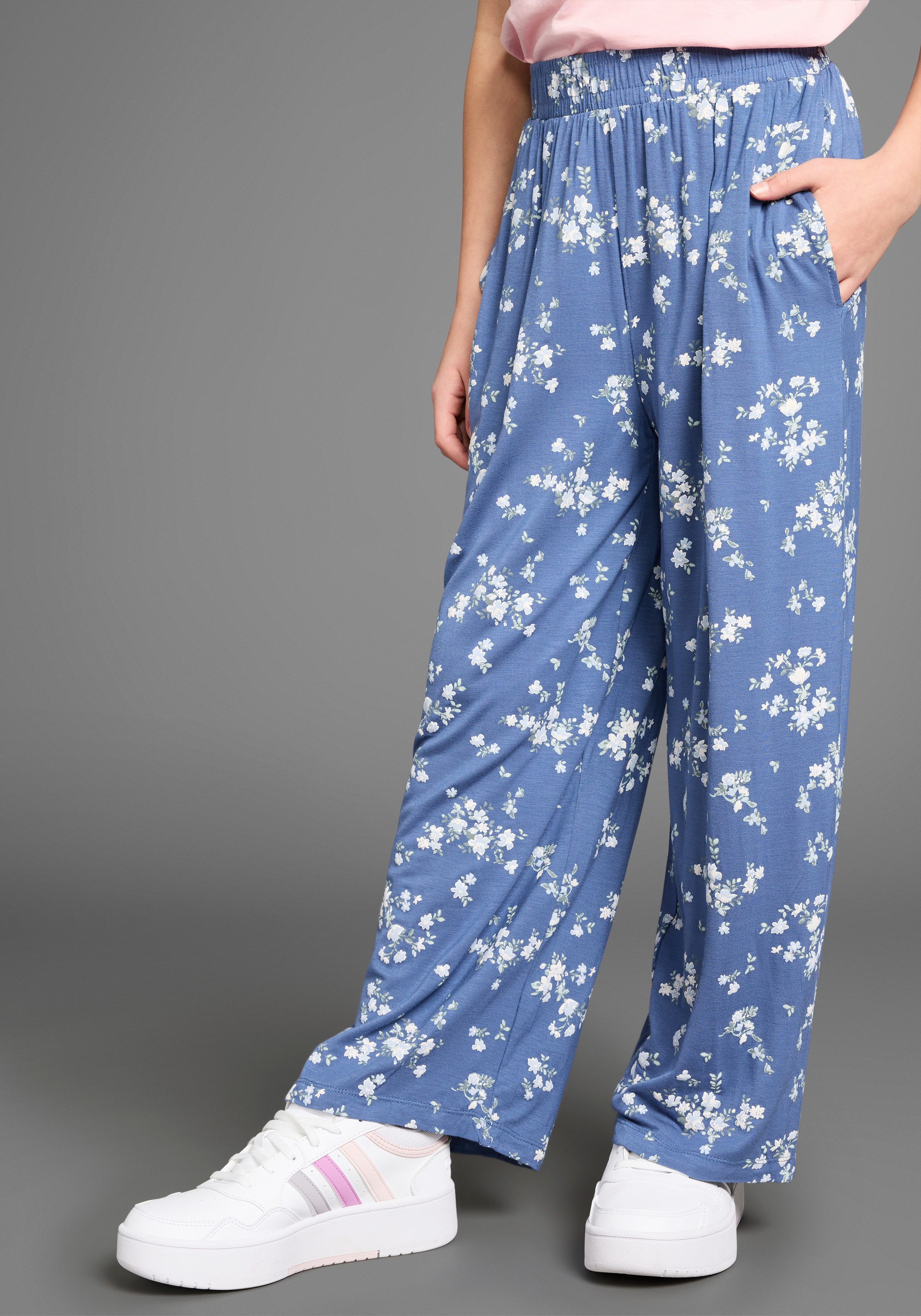 KIDSWORLD Schlupfhose Viskose-Hose im Blumenmuster Trendige Hose mit Blumenmuster