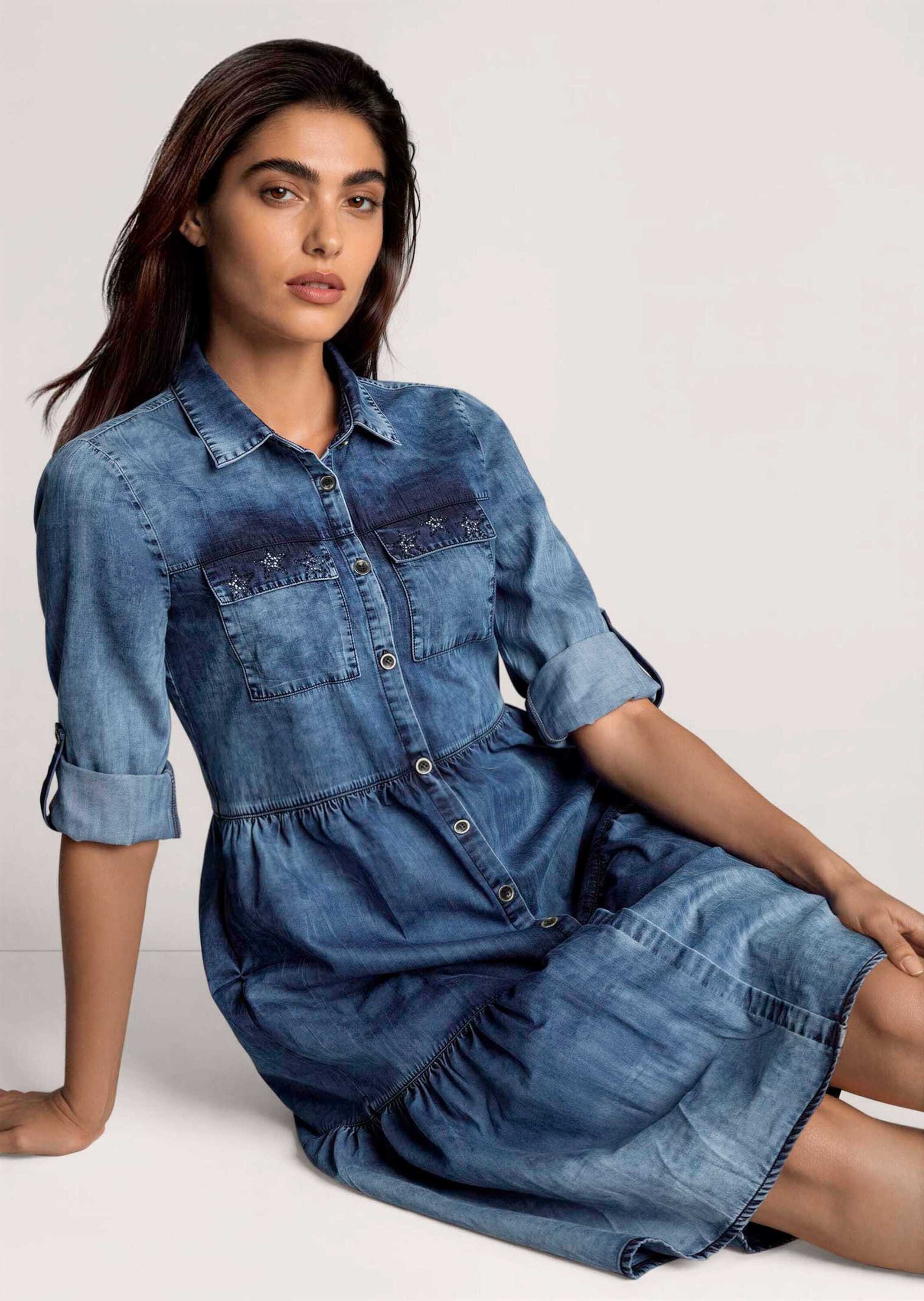 MADELEINE Midikleid Jeanskleid mit Stufenrock Hemdblusenkragen, Brusttaschen mit Ziersteinen & Krempelärmel