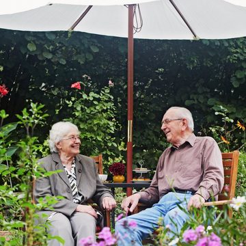 relaxdays Gartentisch Balkontisch mit Schirmloch klappbar grau