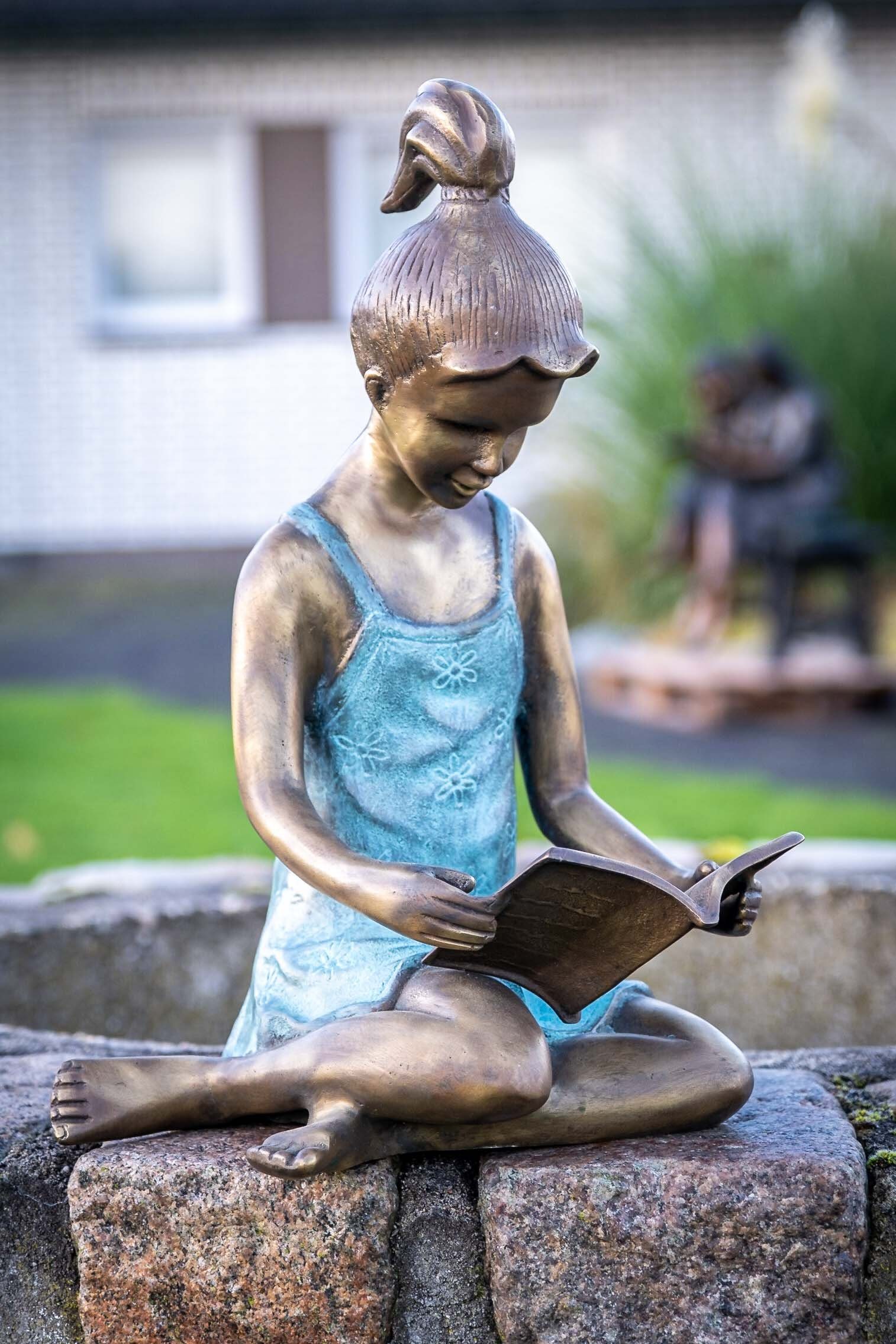 Mädchen, Bronze-Skulptur IDYL Bronze lesendes IDYL Großes Gartenfigur