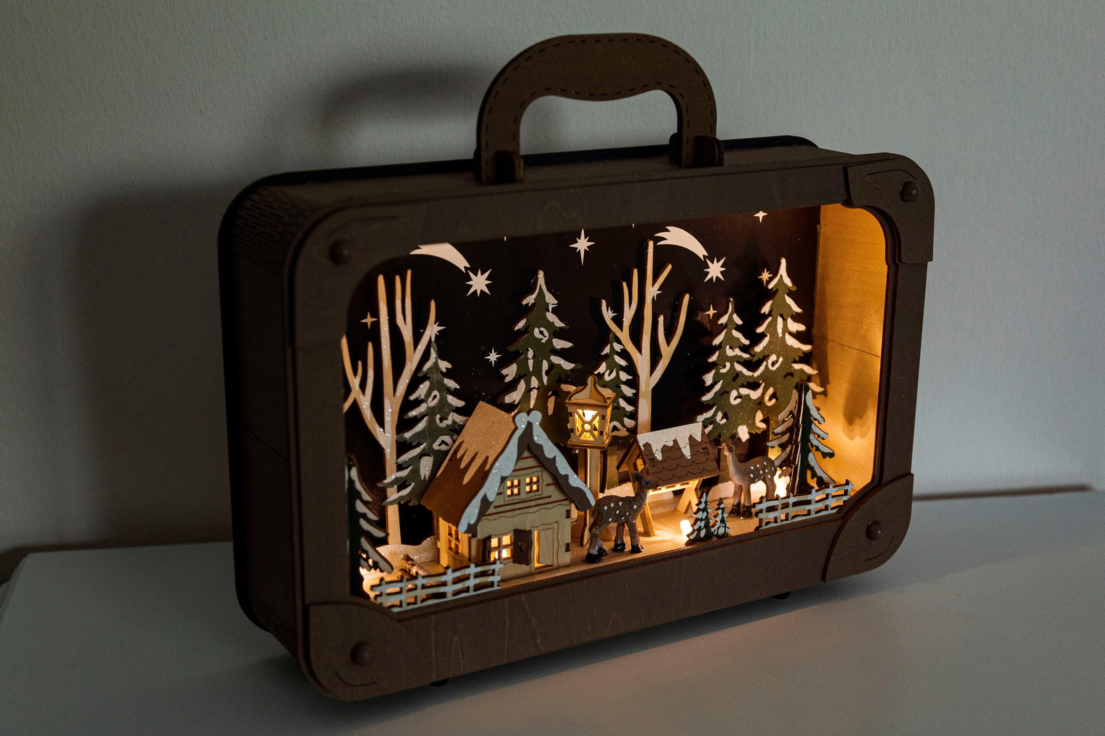 Myflair Möbel & Accessoires Koffer Landschaft Dekolicht integriert, in verschneiter fest LED-Dekoration, LED mit Weihnachtsdeko Lichtbox aus mit LED Holz, Weihnachtsdorf