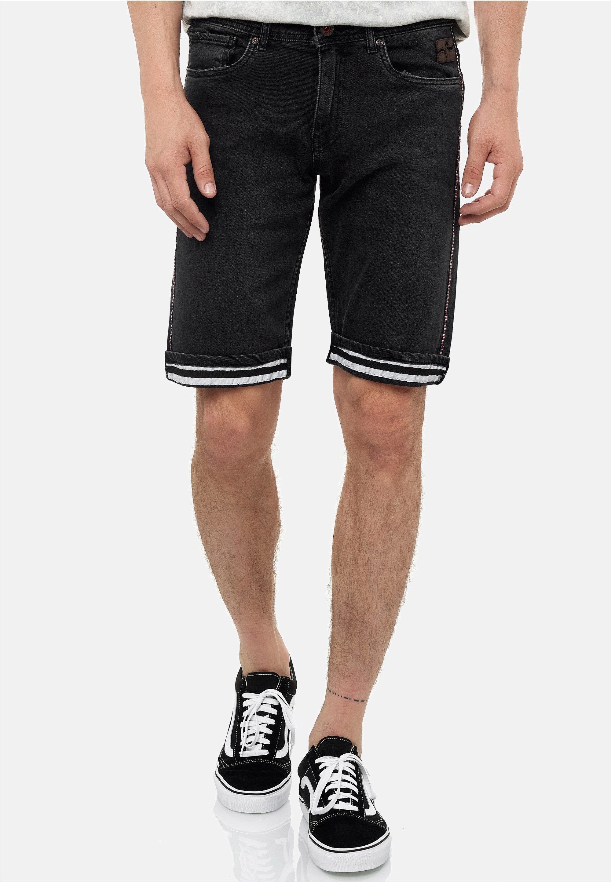 Rusty Neal Shorts Benson mit lässigem Umschlagdetail
