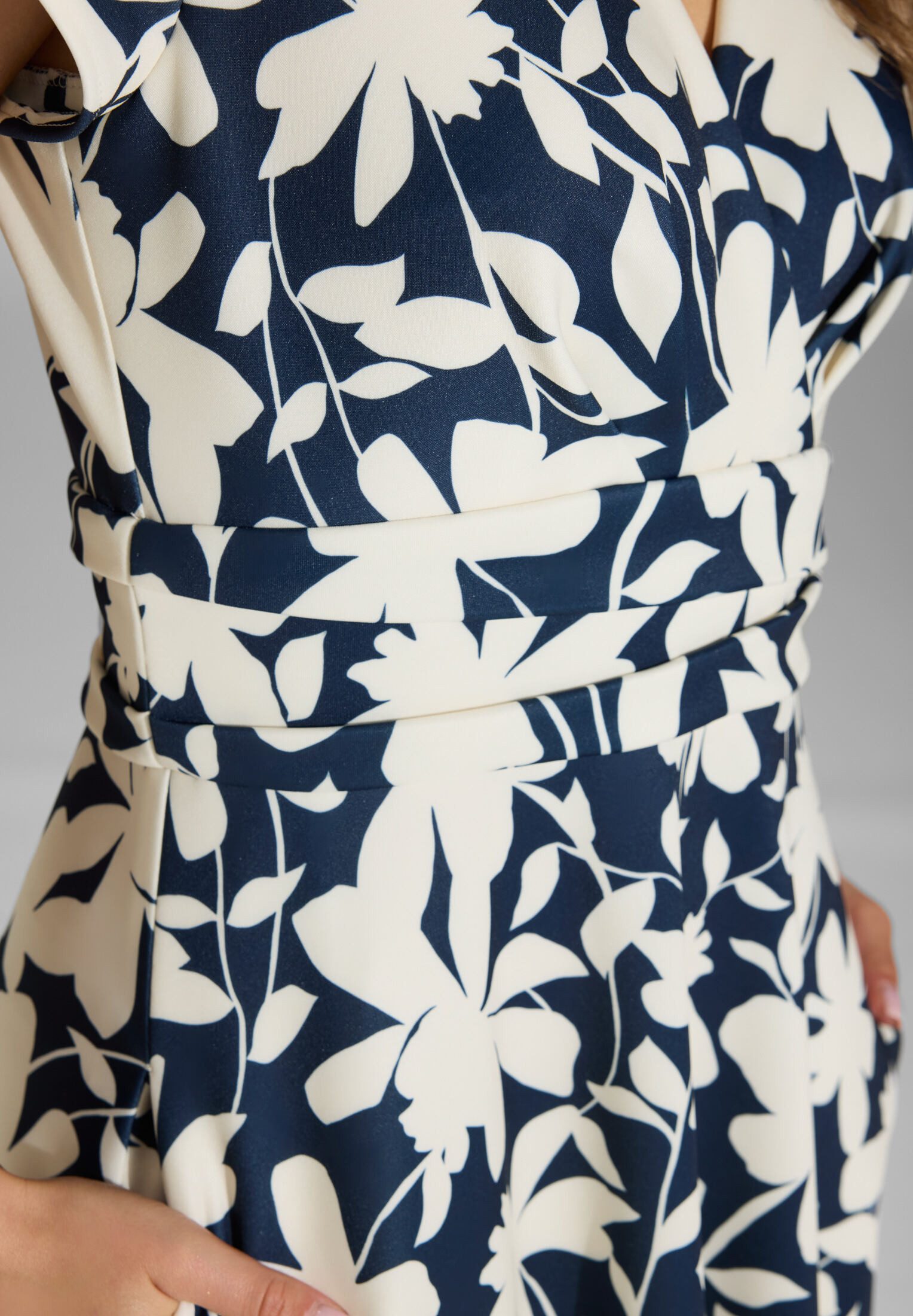 SWING Cocktailkleid - Midi Kleid aus bedrucktem Scuba Taillierter Schnitt mit ausgestelltem Rockteil