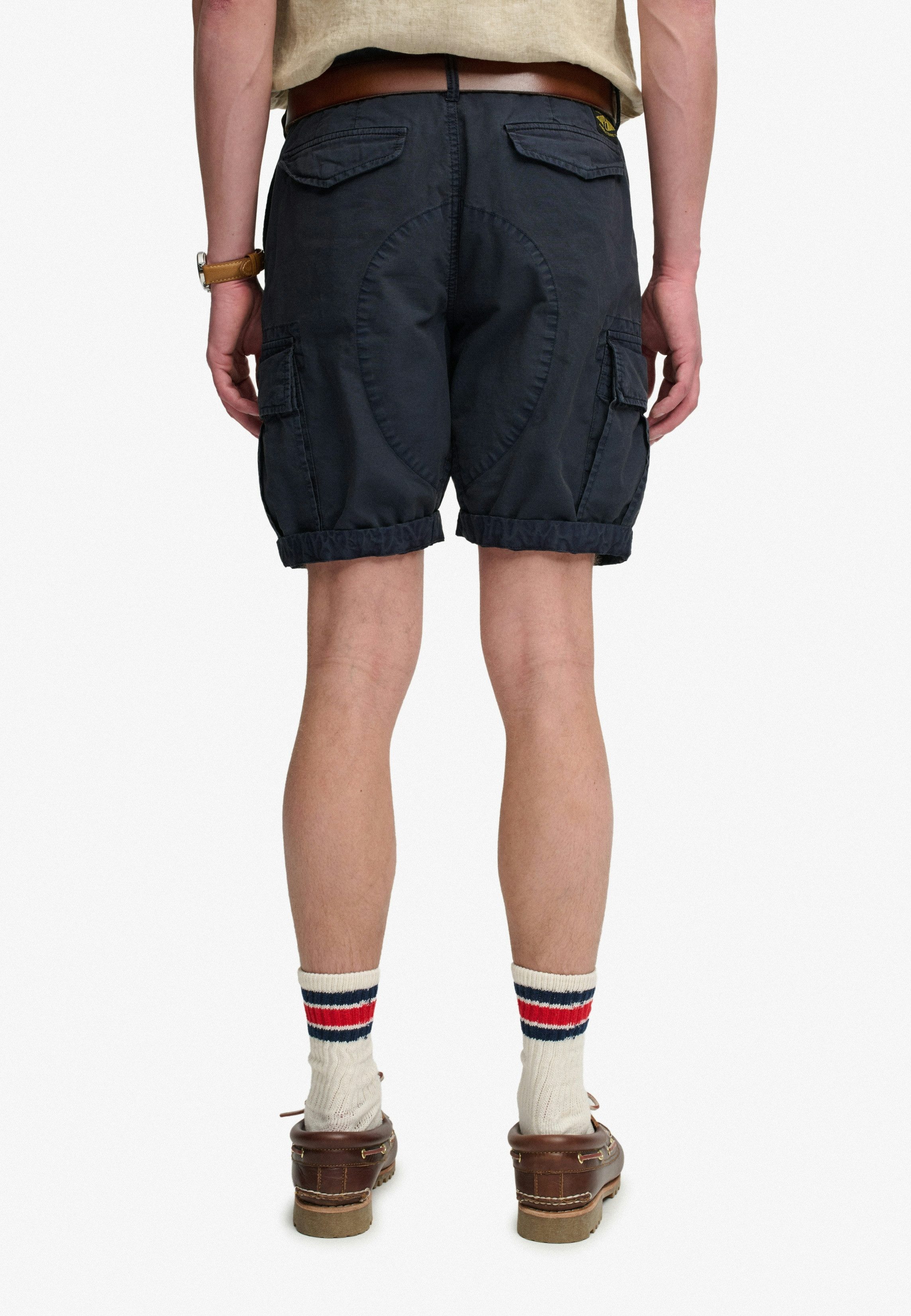 Superdry Cargoshorts RIPSTOP LIGHT CARGO SHORT Relaxed Fit, knielange Schnittform, mit Reißverschluss