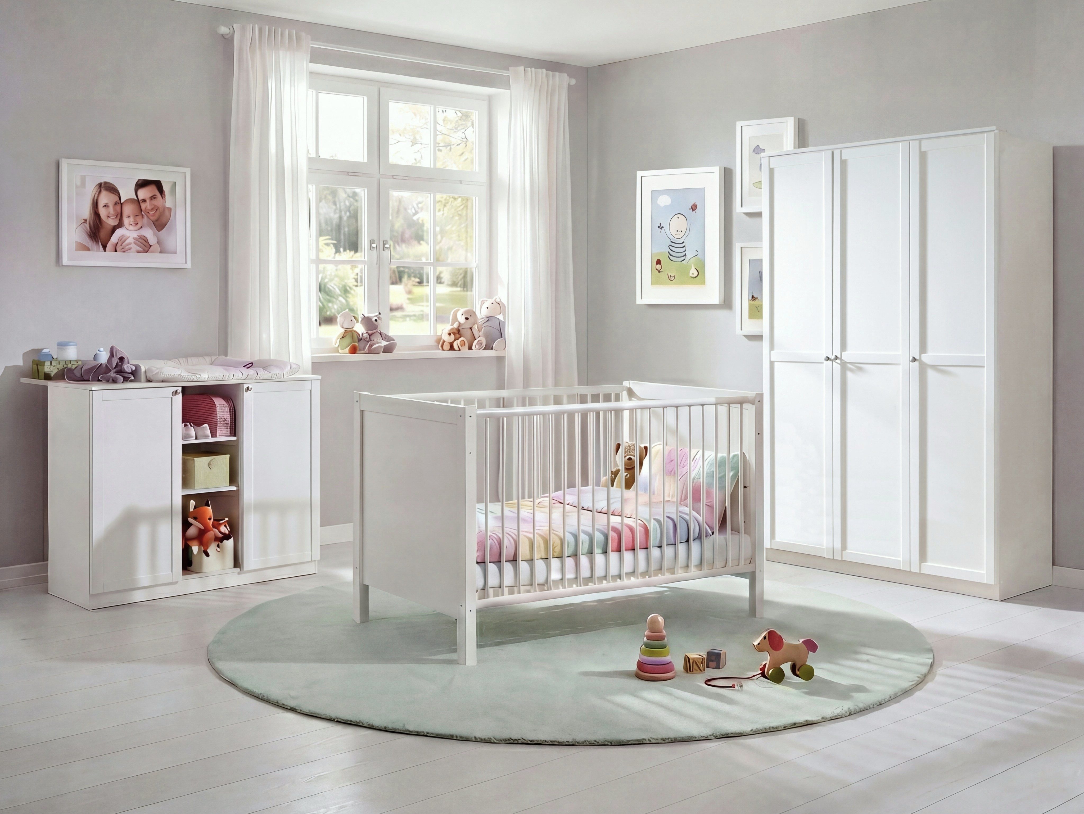 luma-home Babyzimmer-Komplettset 22803, (3-teilig – Babymöbel für Kinderzimmer mit Babybett 70x140 cm, Wickelkommode B122/H101/T75 cm), 3-tür. Kleiderschrank B135/H198/T58 cm, Soft-Close, Landhausstil Weiß