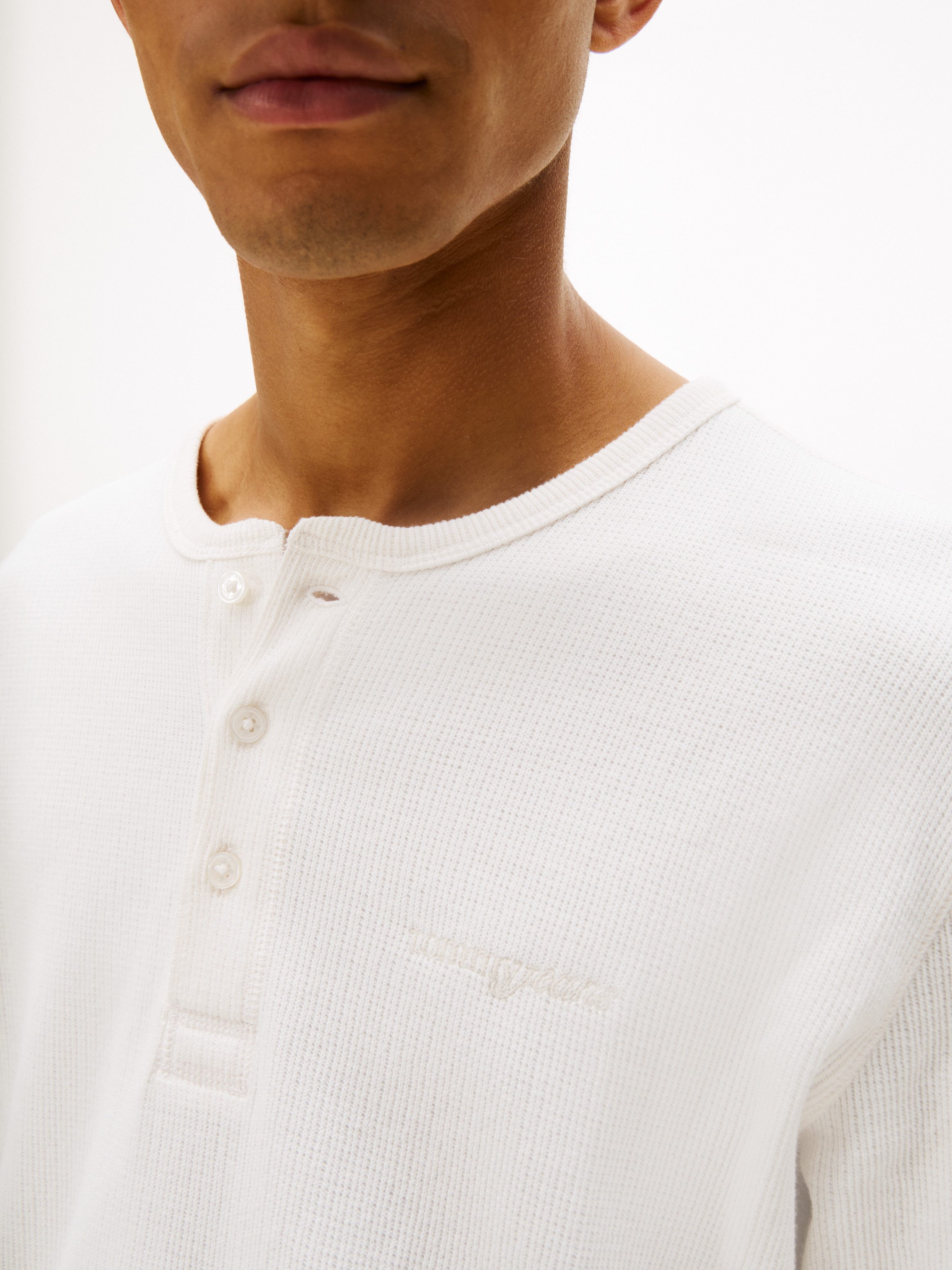 Tommy Jeans Henleyshirt TJM WAFFLE SCRIPT HENLEY Rundhals, slim fit, mit fe günstig online kaufen