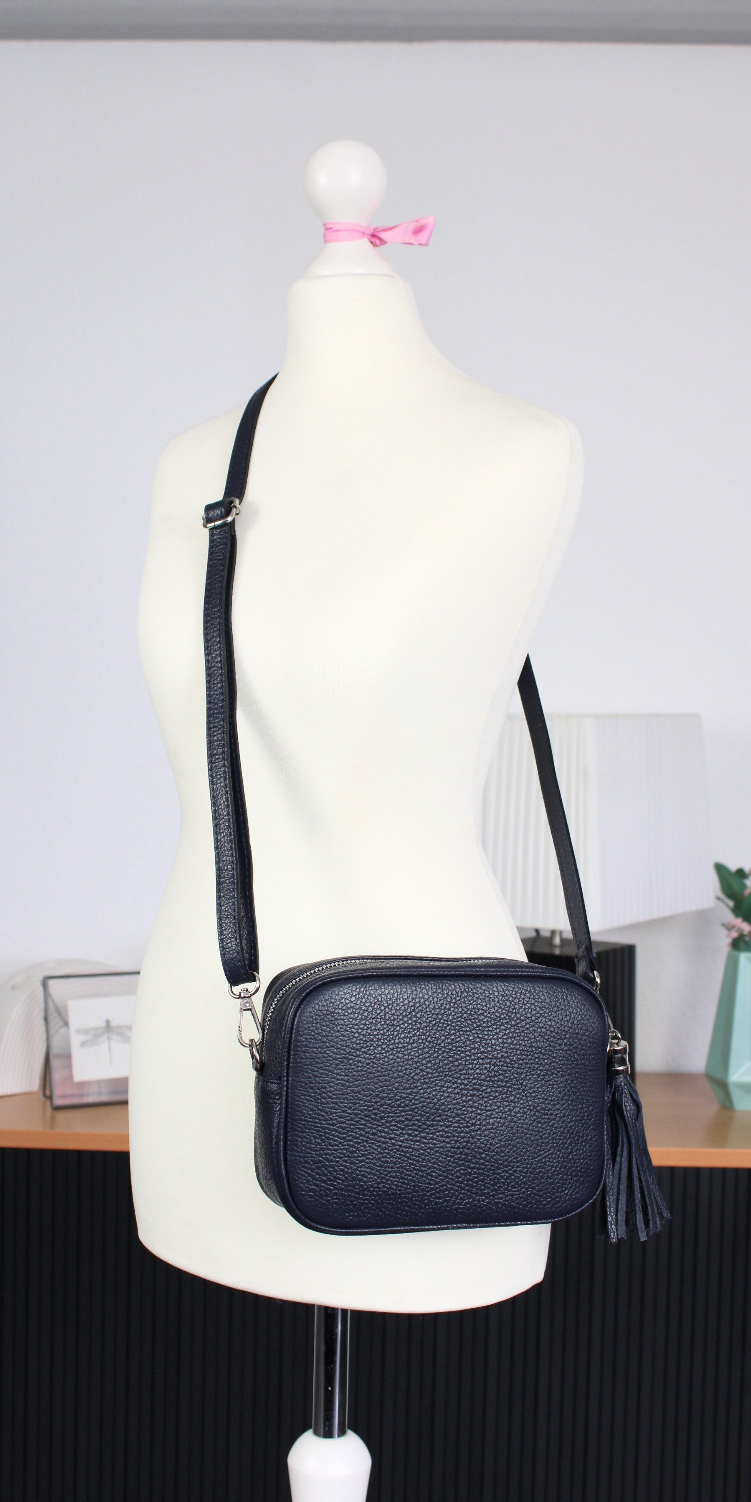 Adel Bags Schultertasche QUASTE Umhängetasche für Damen, Schultertasche, Crossbody Bag, aus echtem Leder, Hergestellt in Italien, mit gemustertem Gürtel