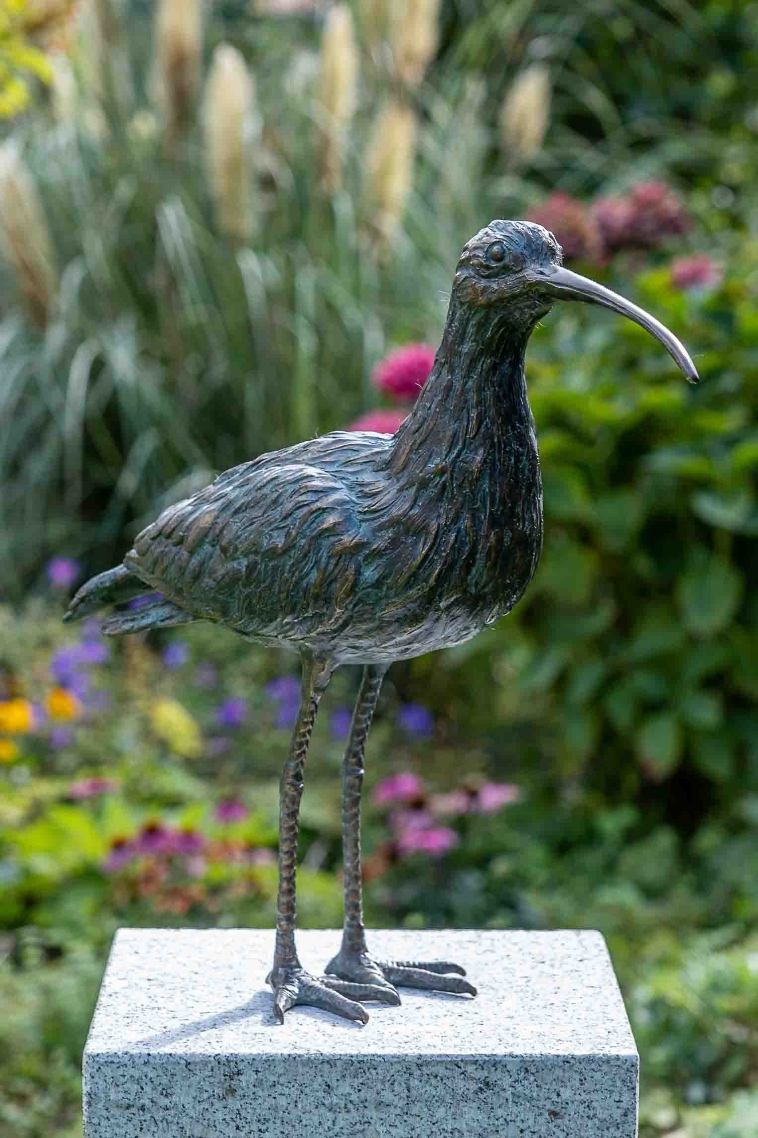 IDYL Gartenfigur IDYL Rottenecker Bronze-Skulptur Brachvogel, Bronze – sehr robust – Langlebig – witterungsbeständig gegen Frost, Regen und UV-Strahlung. Die Modelle werden in Wachsausschmelzverfahren in Bronze gegossen und von Hand patiniert.