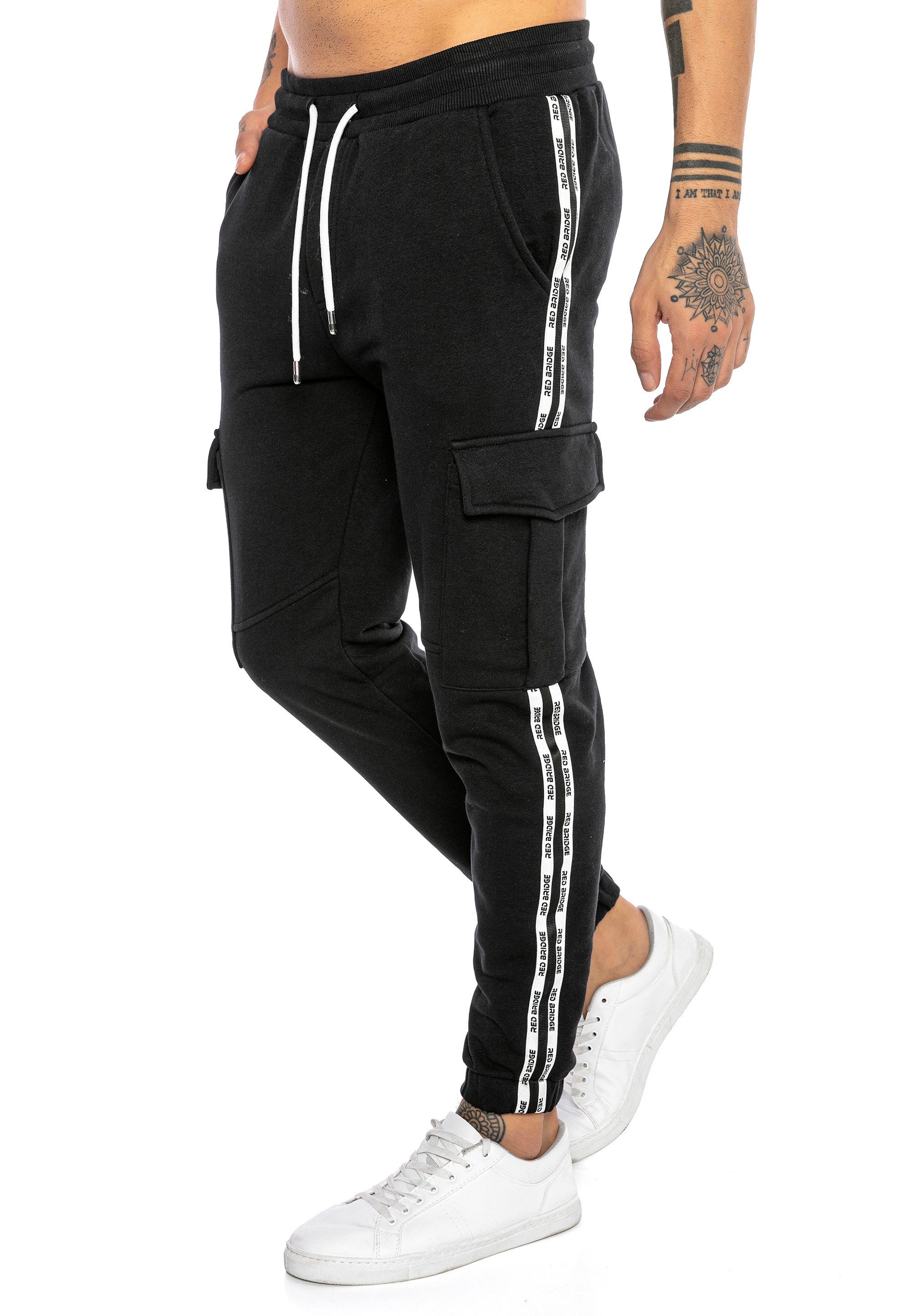 RedBridge Jogginghose mit Seitenstreifen - Cargo-Sweatpants günstig online kaufen
