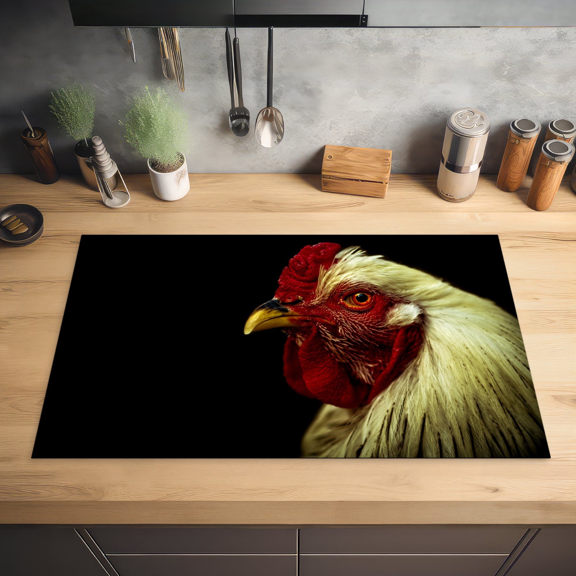 MuchoWow Herdblende-/Abdeckplatte Porträt eines Hintergrund, Huhns tlg), küche cm, 83x51 Arbeitsplatte vor Ceranfeldabdeckung, einem schwarzen (1 für Vinyl
