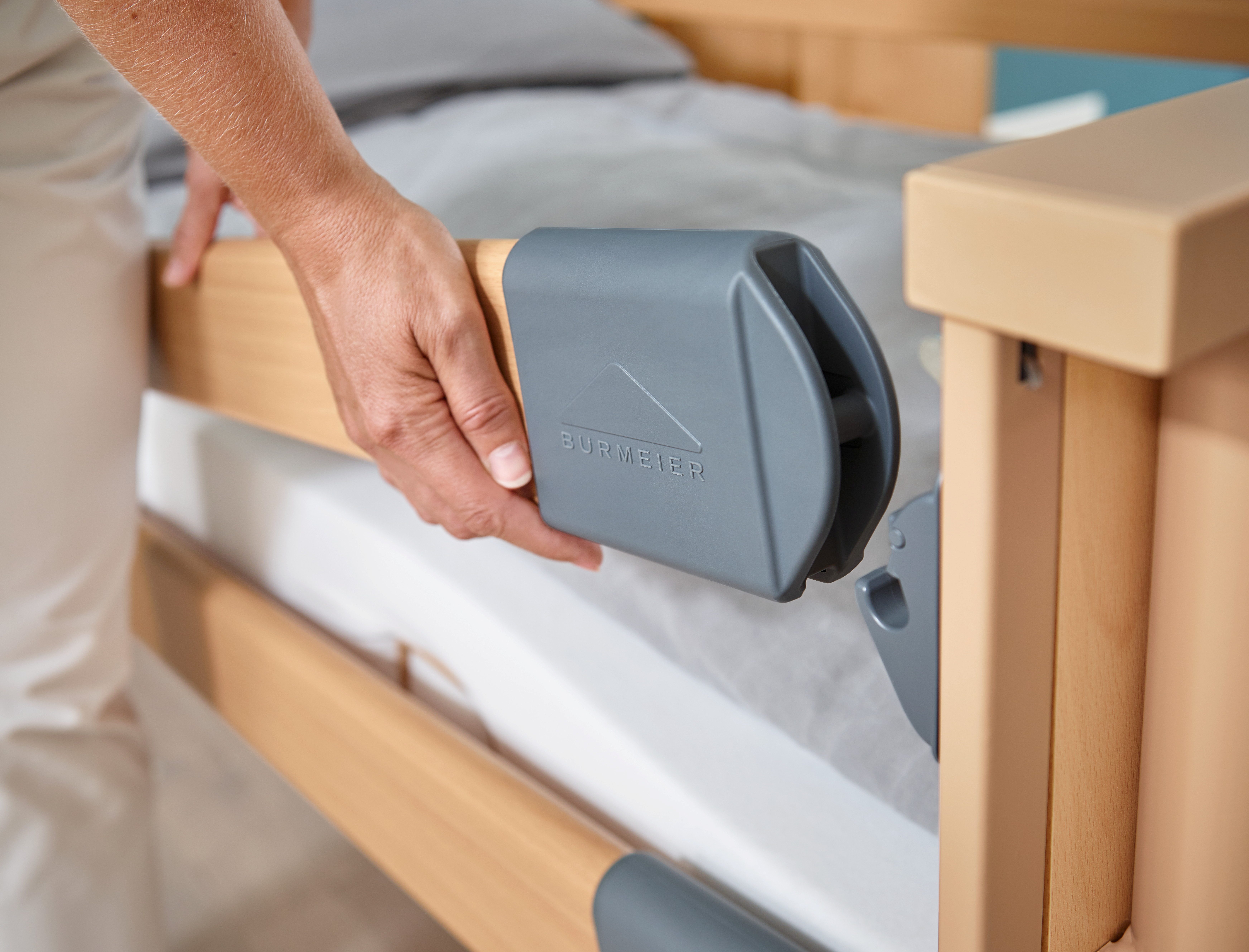 Burmeier Bett Pflegebett Seniorenbett Dali low-entry (Aufrichter, Seitenschutz und Lattenrost inklusive, Niedrig-Einstiegsbett, Pflegebett mit stufenloser Höhenverstellung), Komfortables Bett für Rollstuhlfahrer