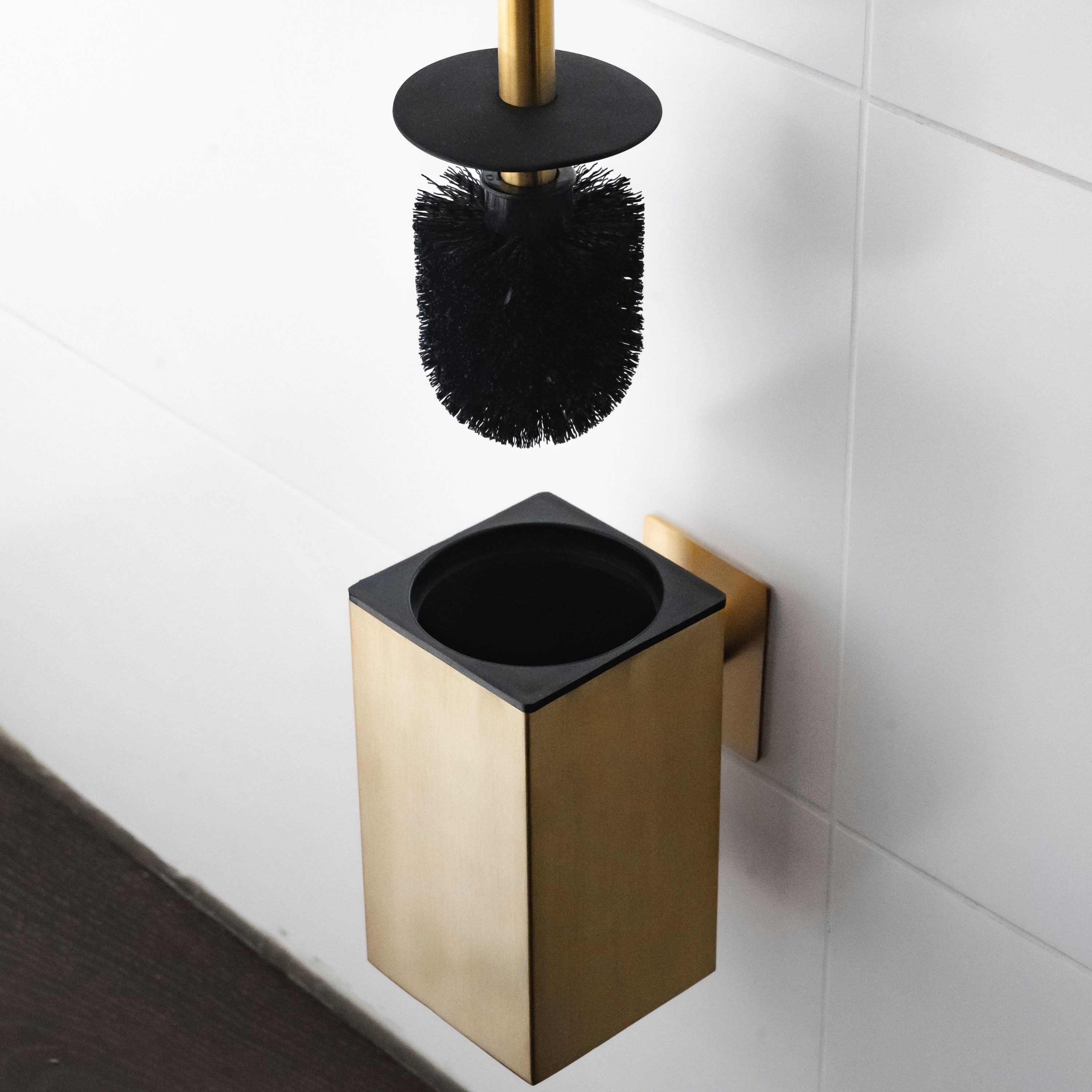 ELMOWO WC-Reinigungsbürste ohne Bohren aus Edelstahl - Toilettenbürste zur Wandmontage, Für alle glatten Oberflächen im Bad, (Komplett-Set, inkl. Ersatzbürsten-Kopf), Klobürste für das Badezimmer und Gäste-WC