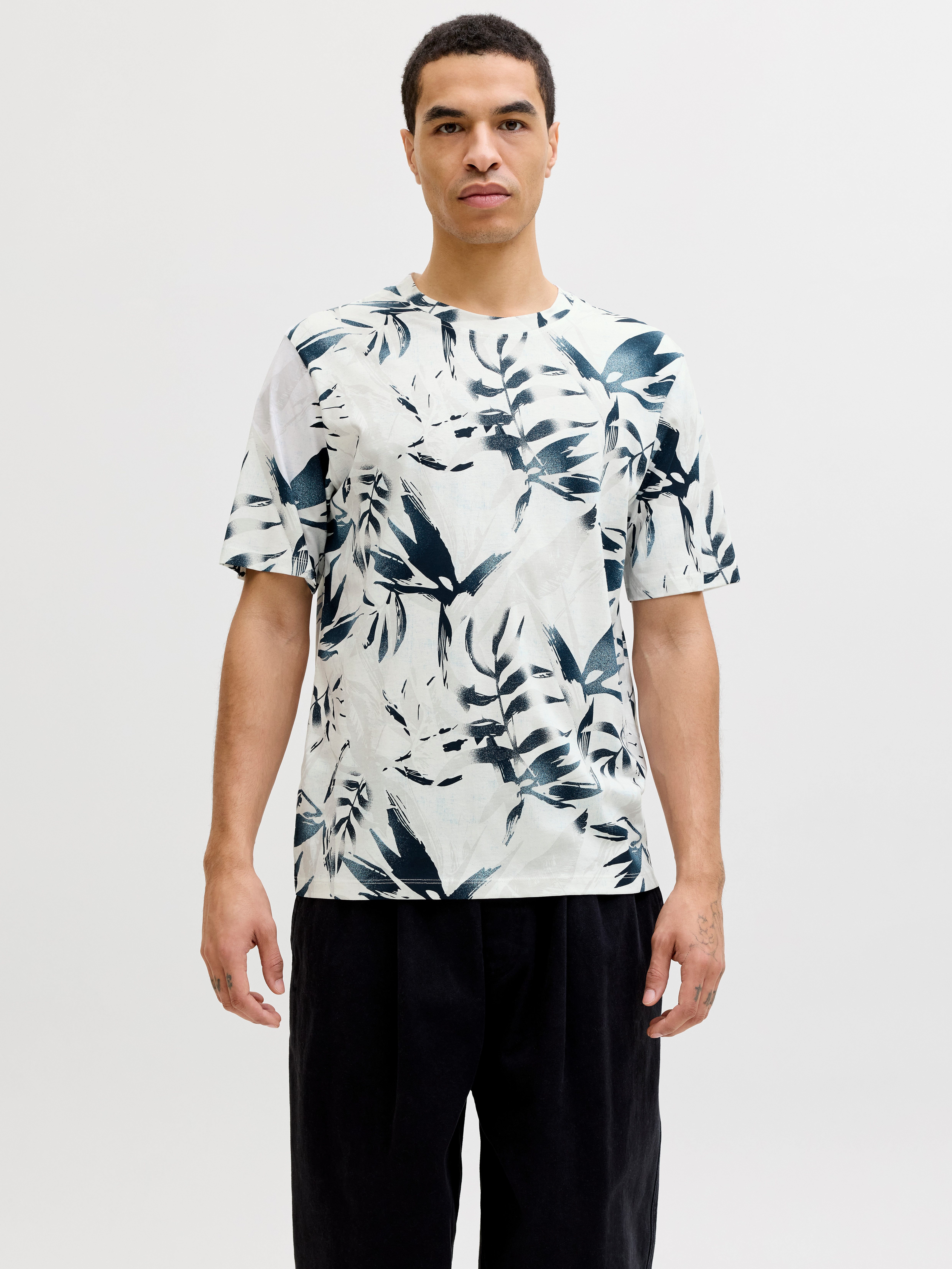 Jack & Jones Rundhalsshirt JJHONOLULU AOP TEE SS CREW NECK Baumwolle, regular fit