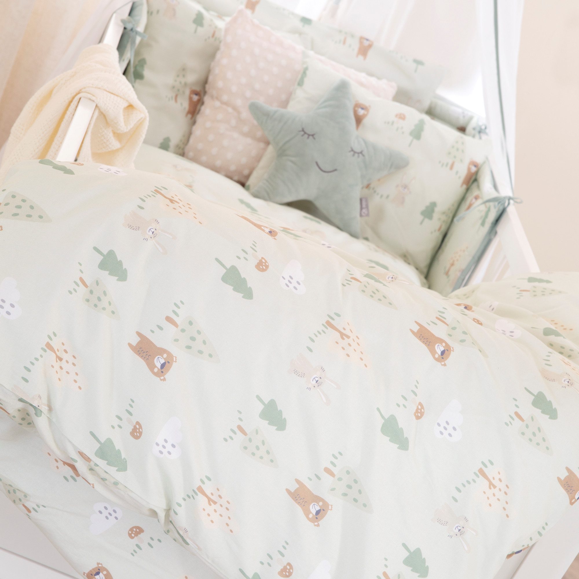 roba® Kinderbettwäsche 100 x 135 cm - Kinderbettgarnitur Woodland Buddies - Set für Babybett, 4 teilig, Betthimmel, Nestchen & Kinderbettwäsche - Tier Motiv - Pastellgrün
