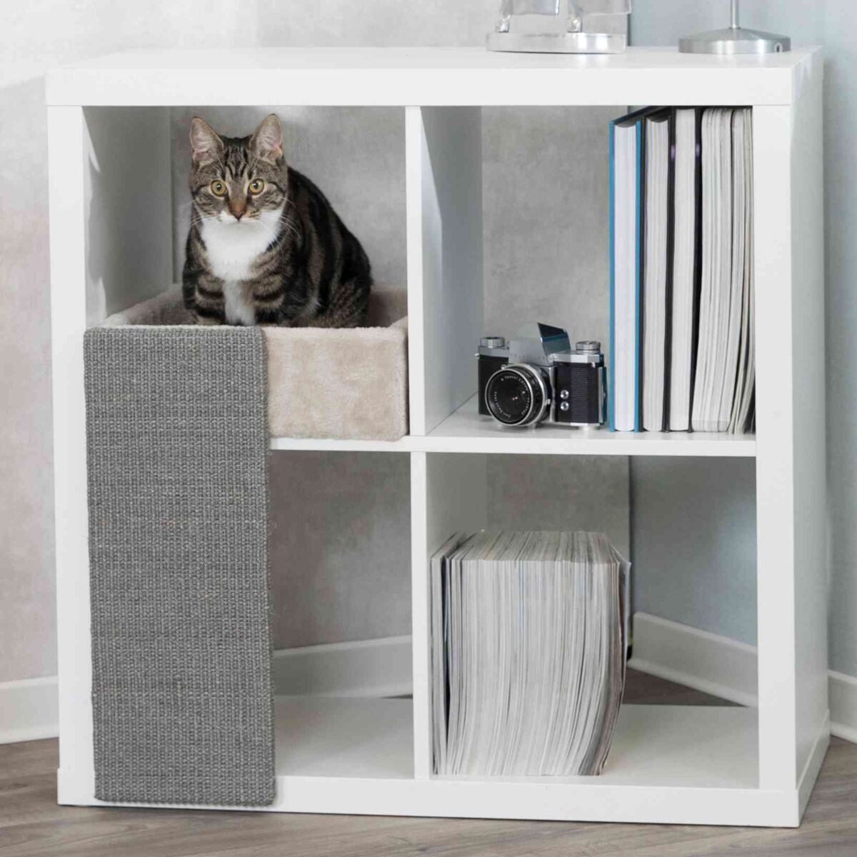 TRIXIE Katzen-Wandregal Bett für Regale mit Kratzbrett - lichtgrau - 33 × 48 × 37 cm