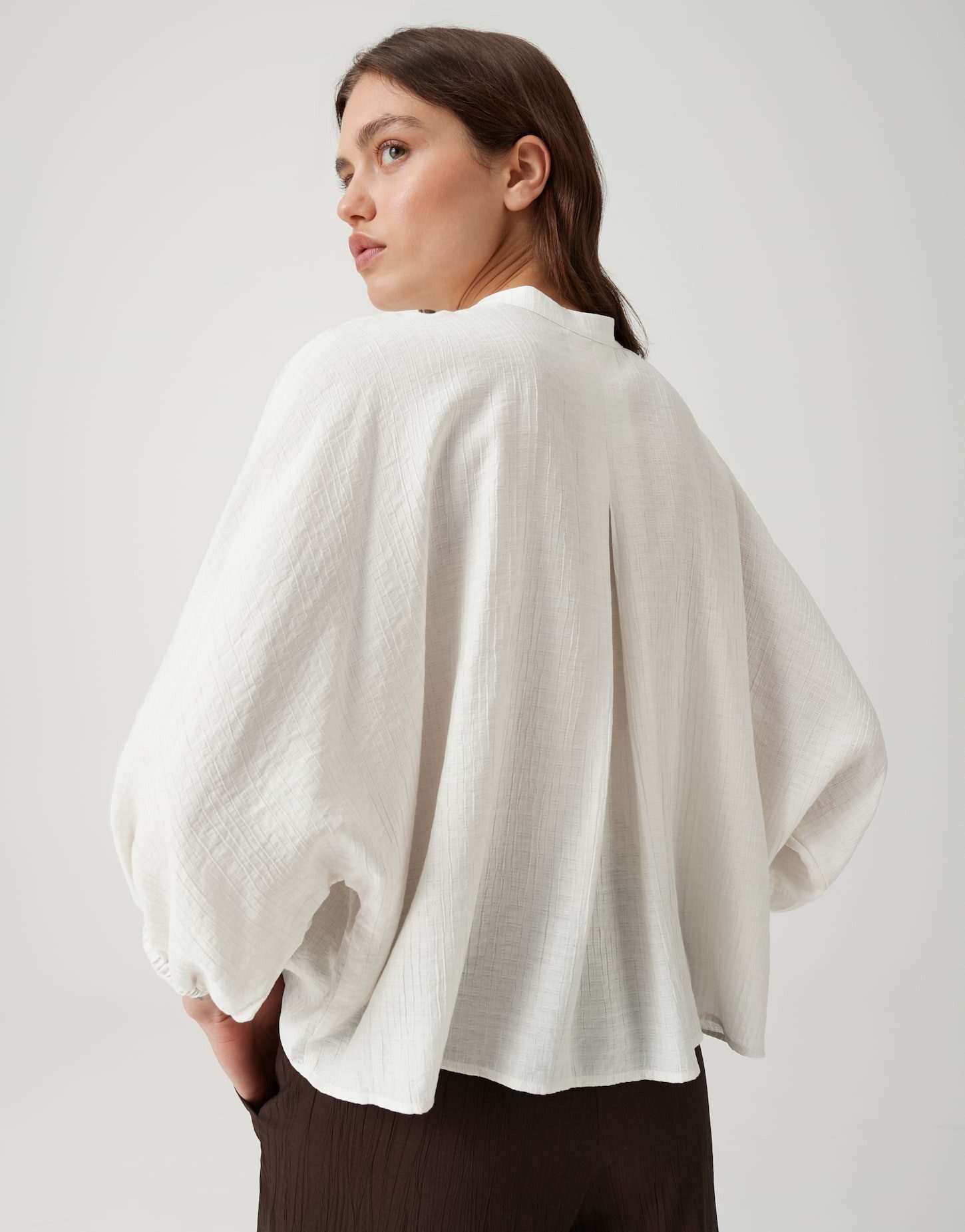 OPUS Kurzarmbluse aus Crinkle Webware mit Oversize Fit Luftiger Look mit femininer Rückenfalte