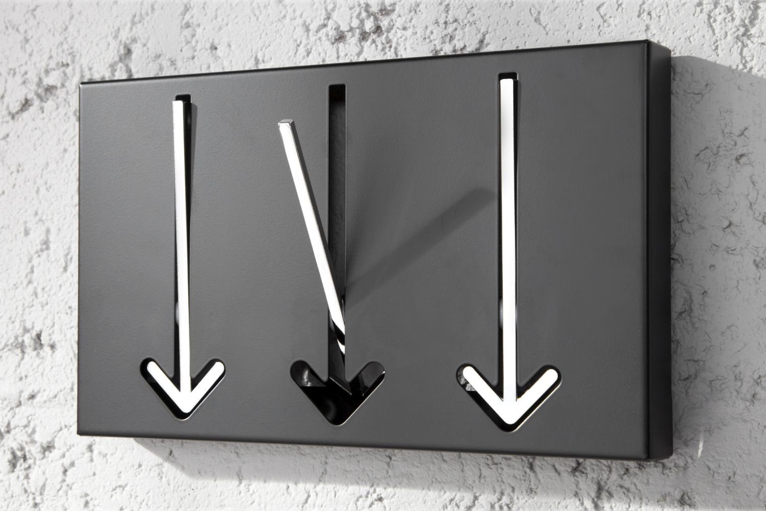 Licht-Erlebnisse Wandgarderobe BIRAN (1 St), Garderobenhaken Flur 3 Haken Pfeile Push Funktion 30 x 20 cm Schwarz