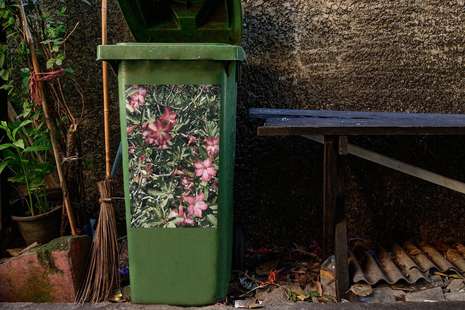 Rosa Container, Mülltonne, Mülleimer-aufkleber, Sticker, natürlicher Wandsticker St), MuchoWow (1 Blumen Abfalbehälter als Hintergrund