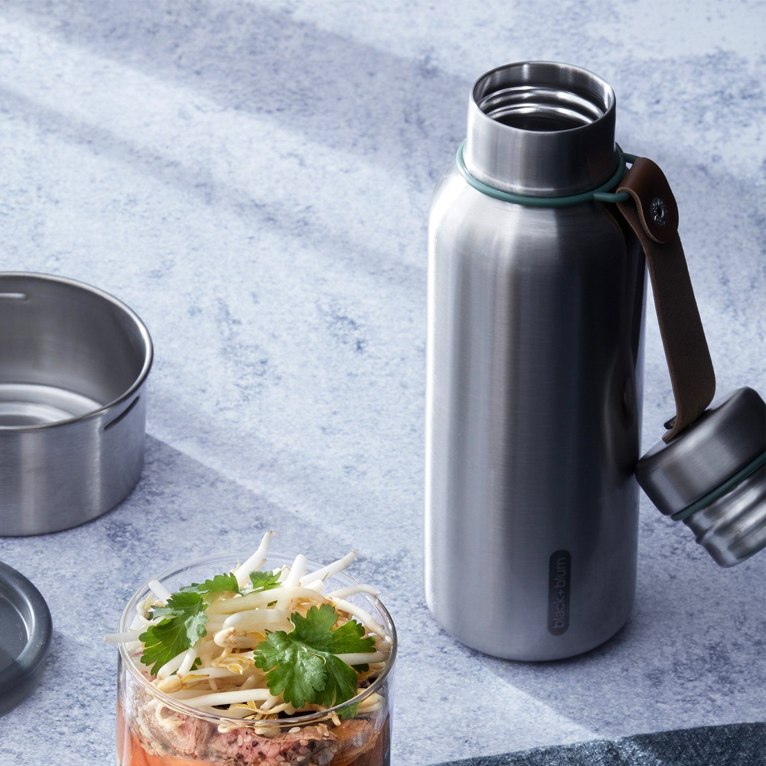 black+blum Isolierflasche Insulated Bottle, Edelstahl, Tragschlaufe aus Kunstleder, 500 ml