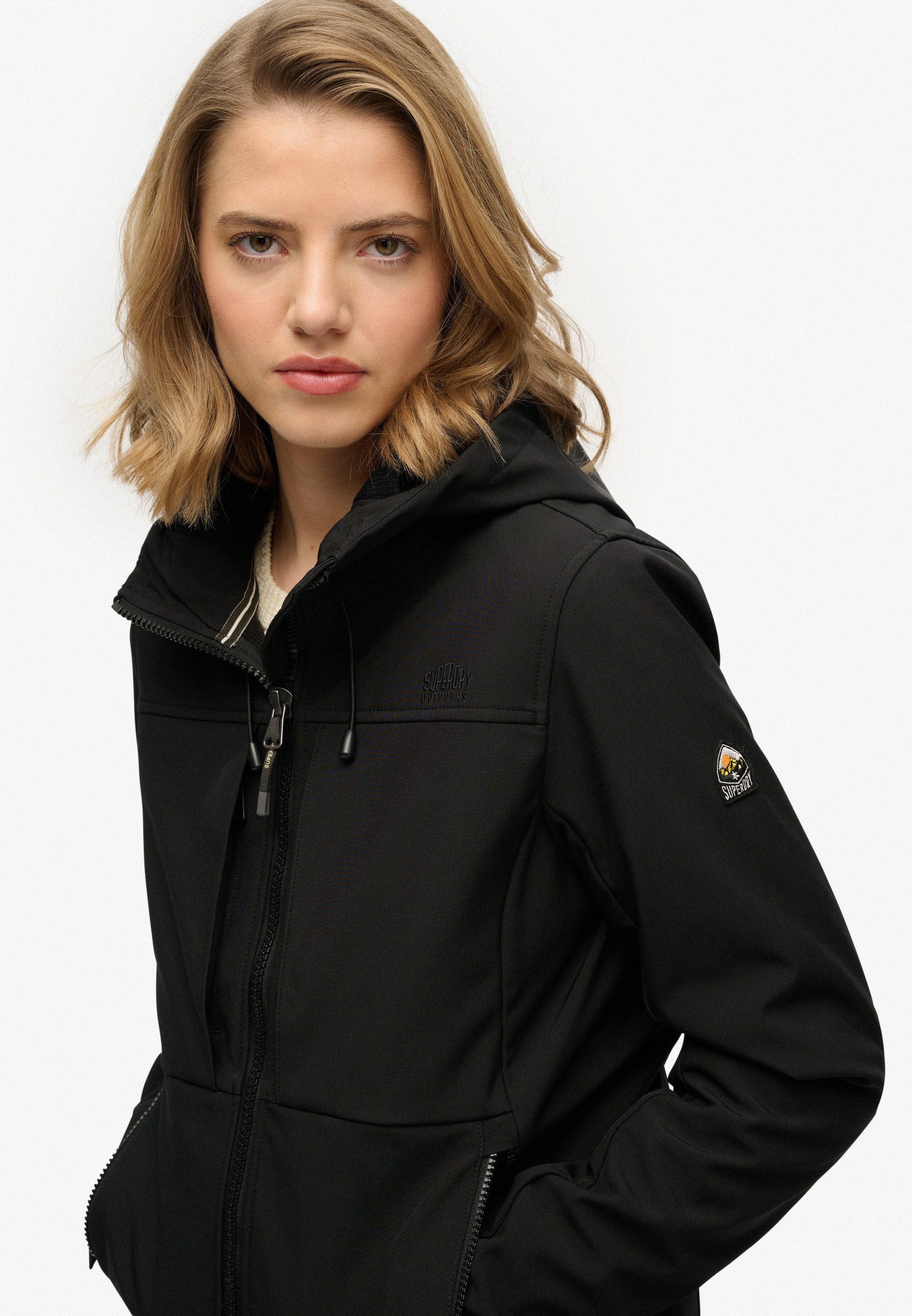 Superdry Outdoorjacke HOODED CLASSIC TREKKER JACKET mit Materialmix aus Polyester und Elasthan, Slim Fit – Bild 5 von 5