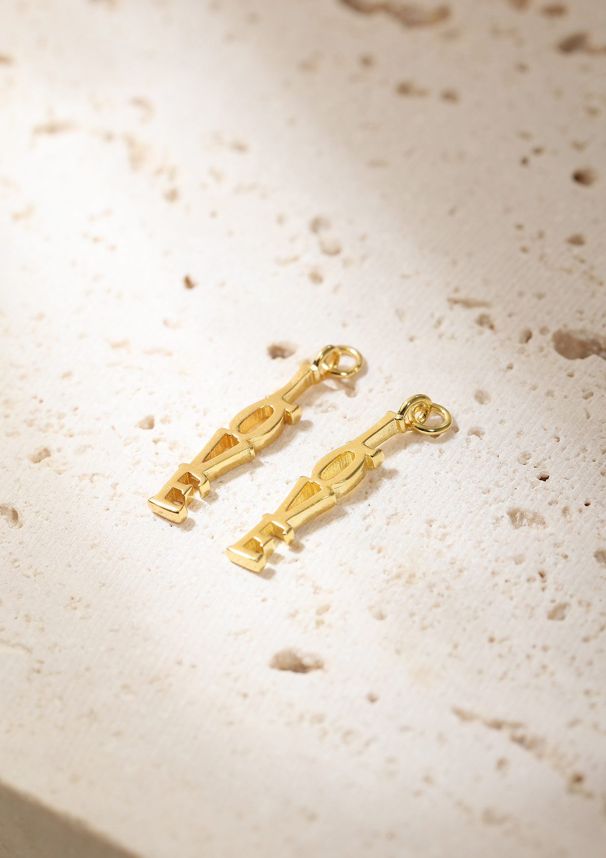 Hey Happiness Paar Ohrhänger Charms LOVE Buchstaben, 18K vergoldete 925 Silber Damen Creolen Ohrringe romantisch