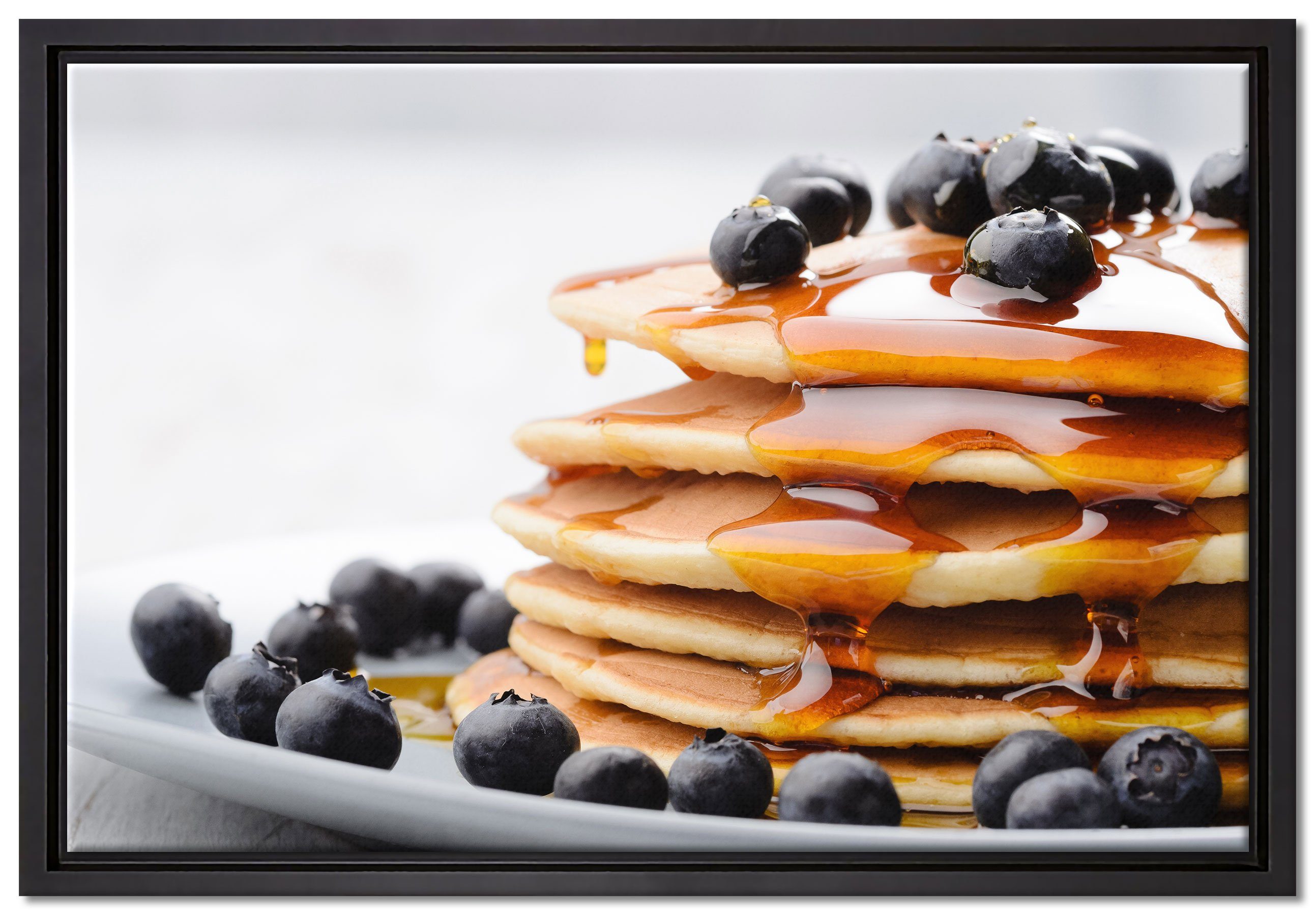 Pixxprint Leinwandbild Pancakes mit Sirup und Blaubeeren, Wanddekoration (1 St), Leinwandbild fertig bespannt, in einem Schattenfugen-Bilderrahmen gefasst, inkl. Zackenaufhänger