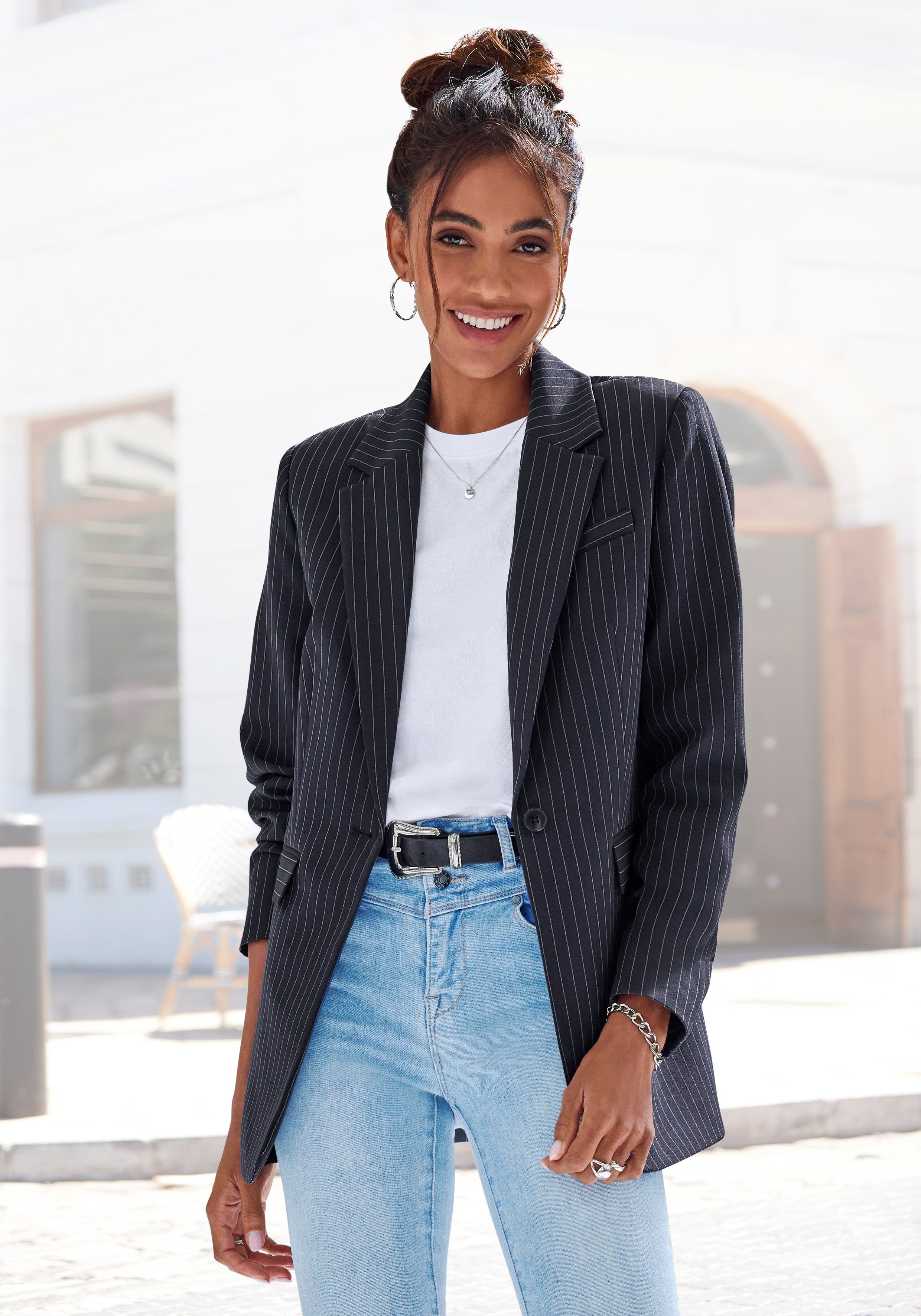 LASCANA Longblazer mit Knopfverschluss und Pattentaschen, Nadelstreifenmuster langer Damenblazer, eleganter Nadelstreifenblazer, Businessmode